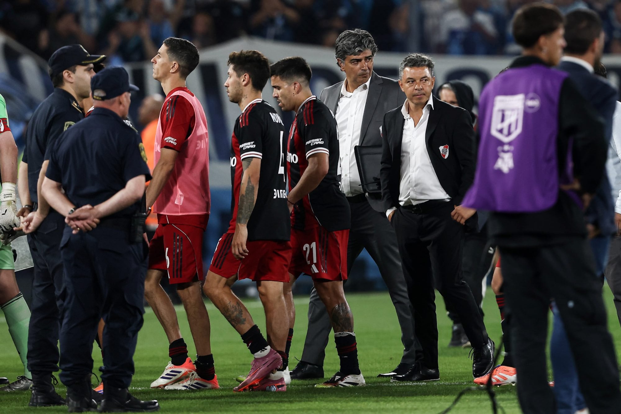 Gallardo esperó a todos los jugadores y luego se metió en el túnel, con la cara totalmente seria y de alguien que, como aseguró, está