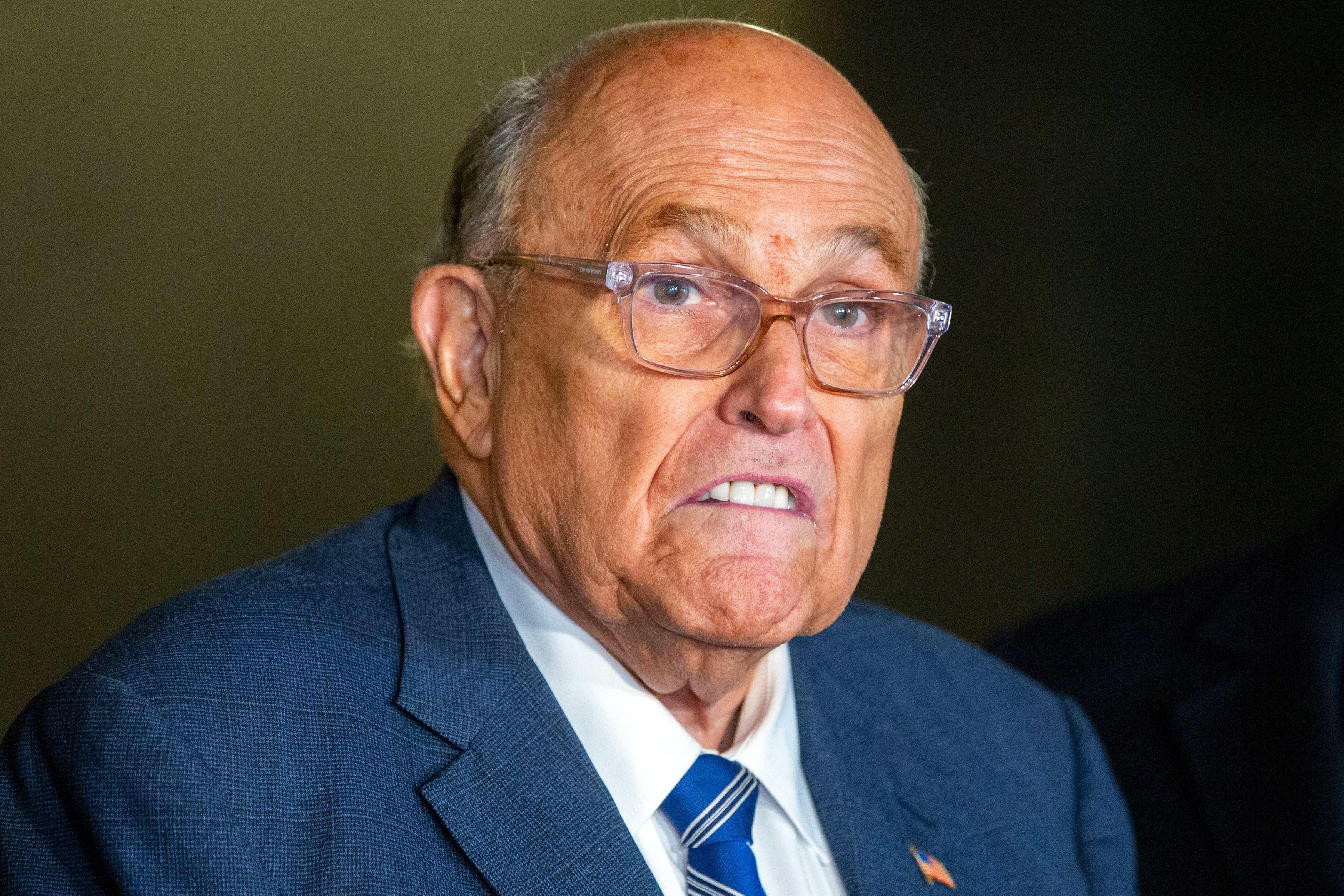 El ex alcalde de Nueva York Rudy Giuliani afuera de los tribunales en Nueva York