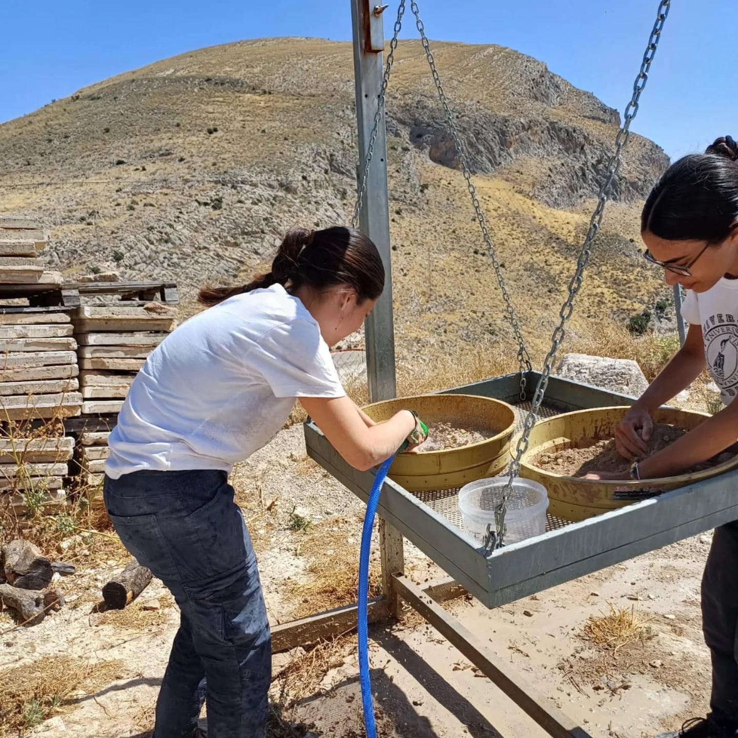 El equipo que llevó adelante esta investigación arqueológica estaba conformado por gran cantidad de estudiantes universitarios