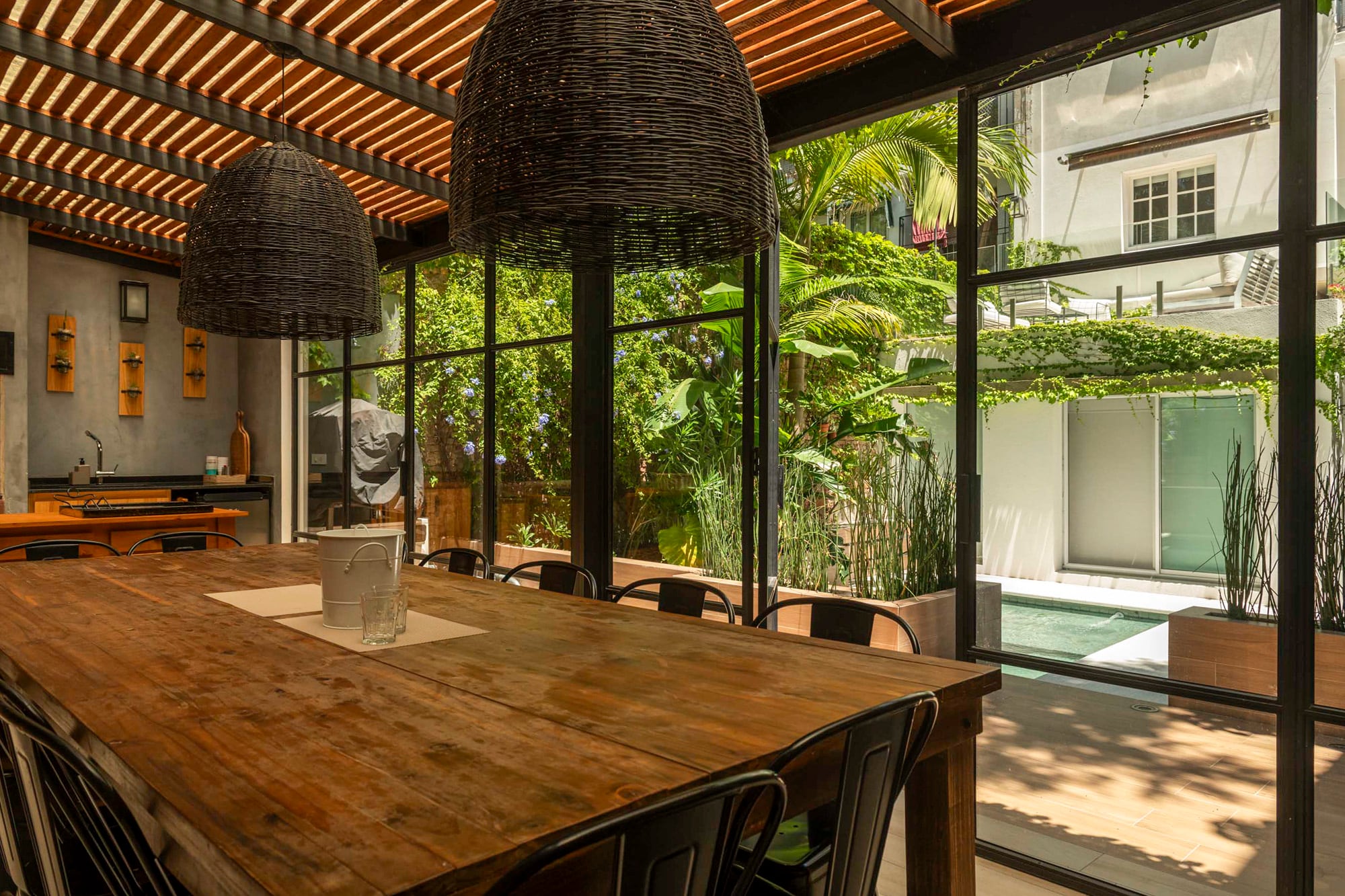 Gran mesa a medida (Romano-Cal) combinada con 12 sillas Tolix.