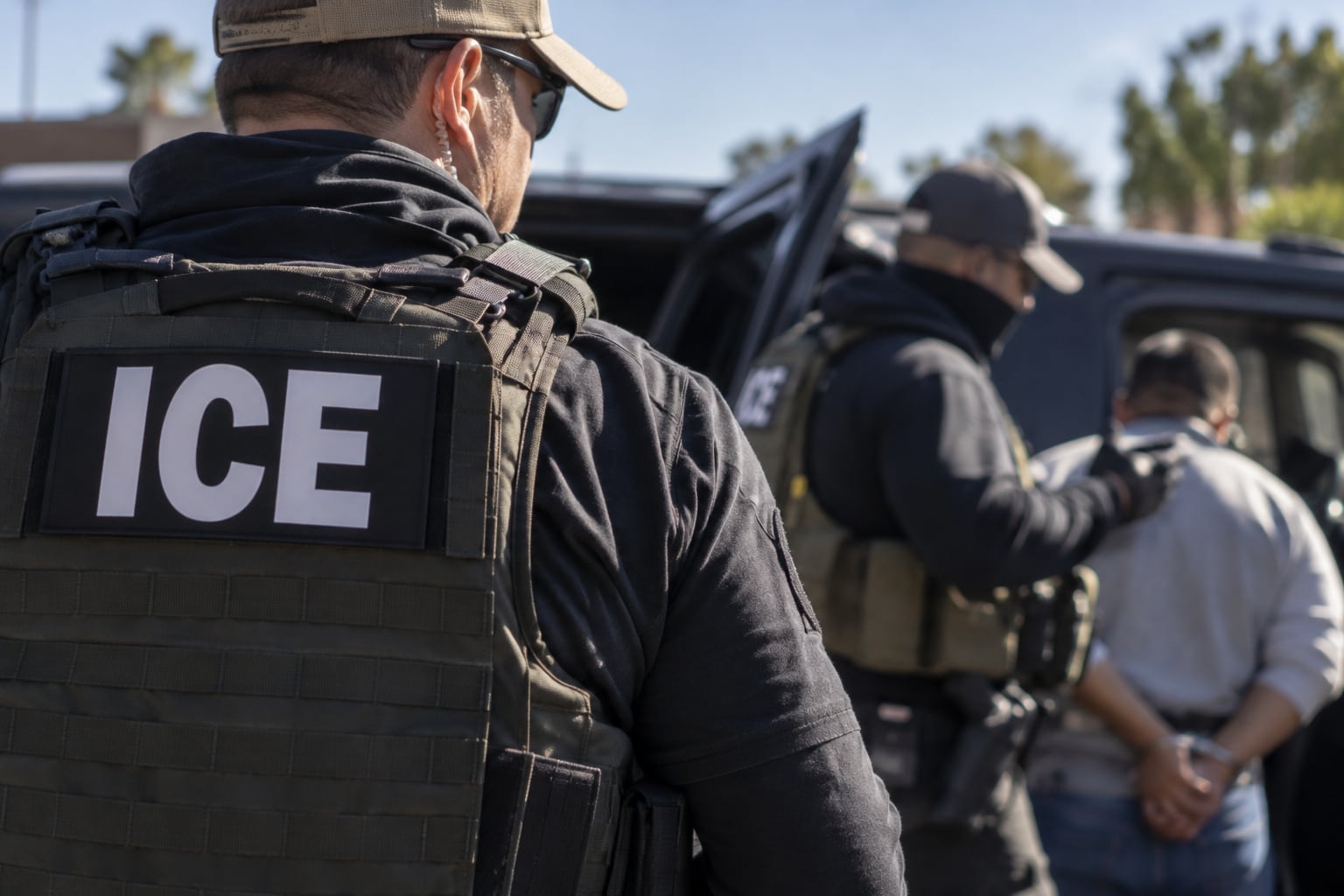 Miguel Parra Hernández permanece hospitalizado bajo custodia del ICE mientras la Fiscalía del condado de Harris investiga el atropello ocurrido durante un operativo en Houston