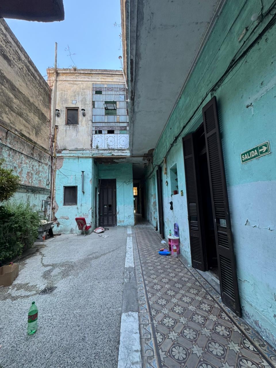 Otra propidad recuperada y devuelta a sus dueños. Quienes lideraban la usurpación del viejo hotel de la calle Chile subalquilaban las habitaciones