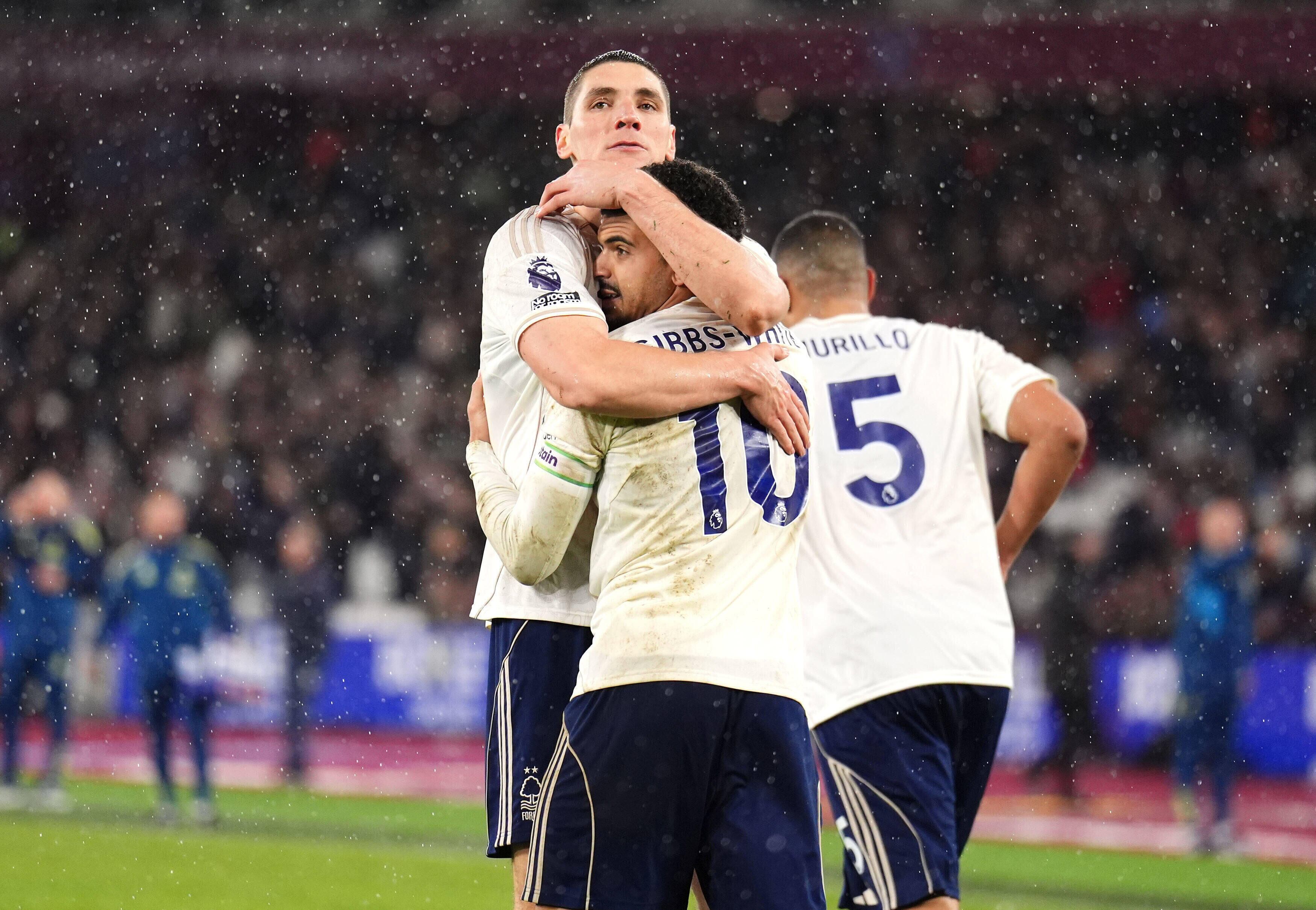 Morgan Gibbs-White (centro), del Nottingham Forest, celebra tras anotar (John Walton/PA vía AP)