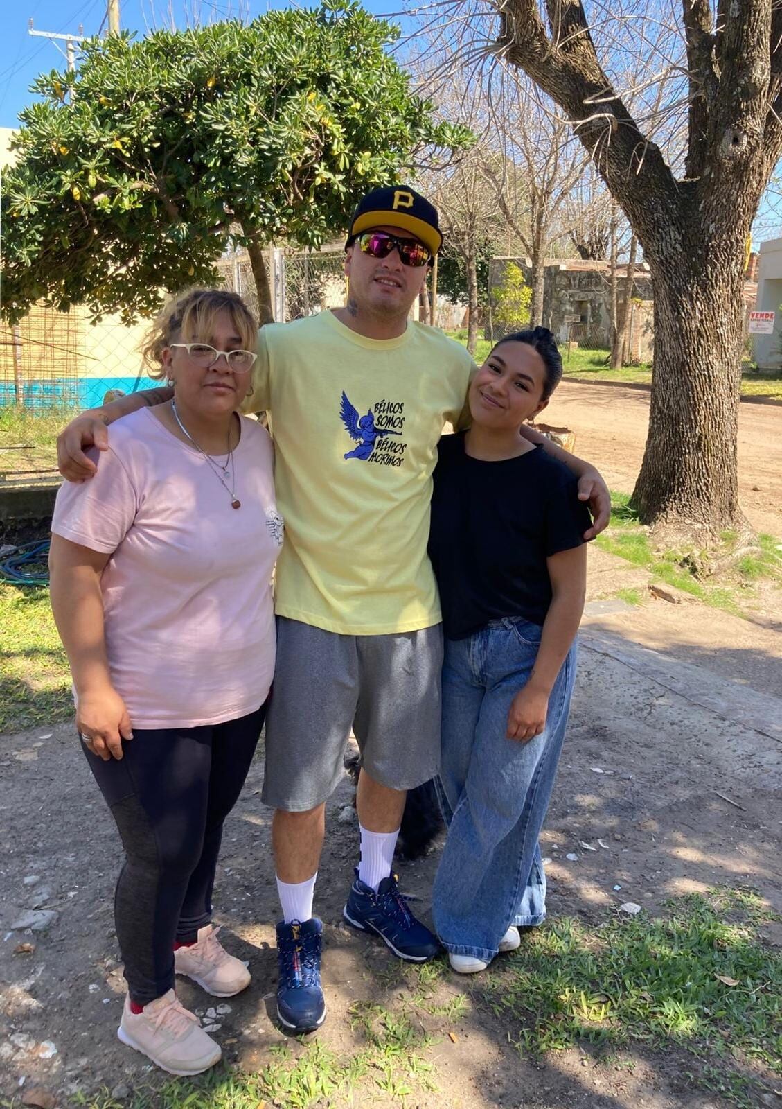 Mario abrazado a su madre y su hermana tras siete años sin verse, en medio de la emoción y el dolor por la forma de su regreso