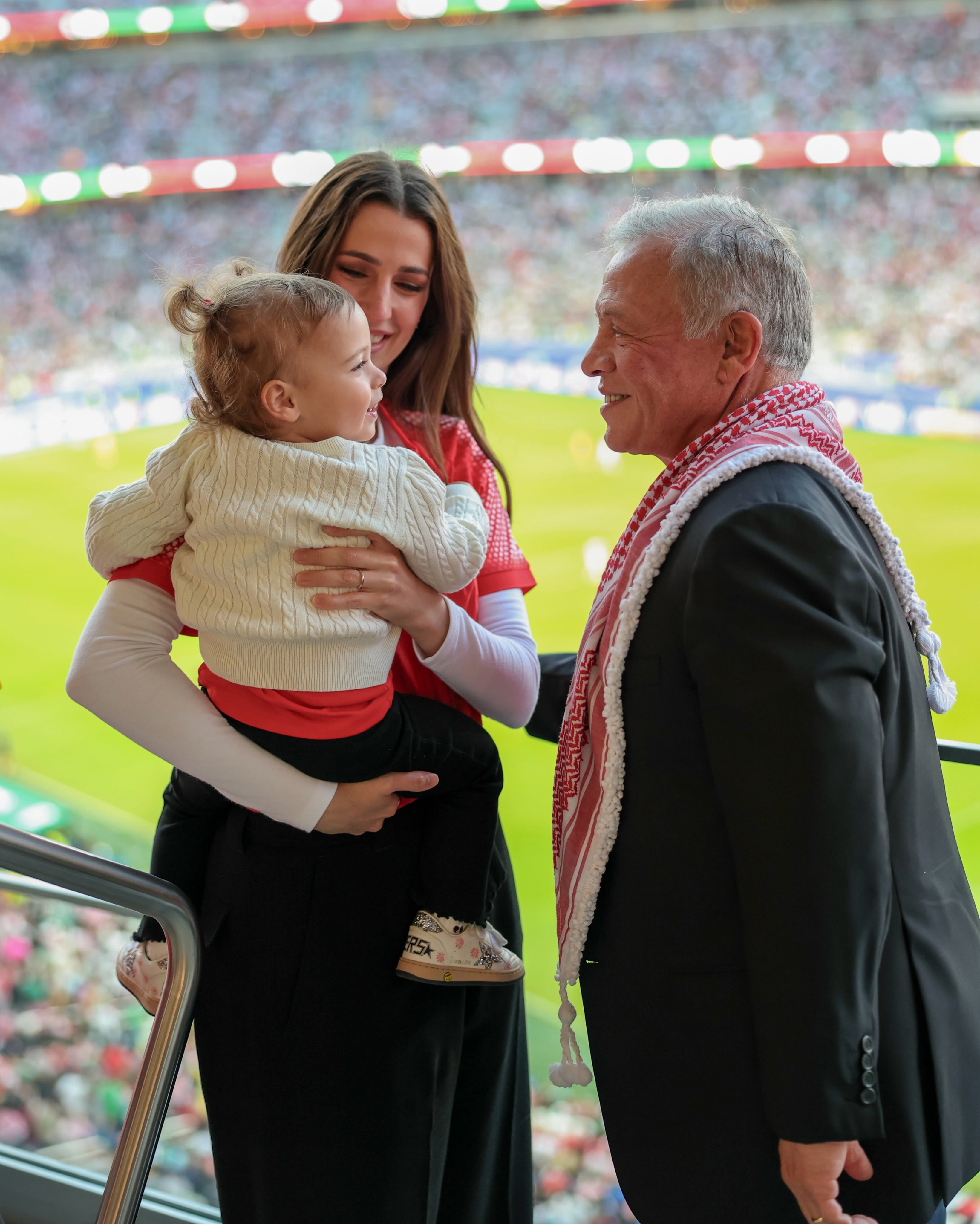 La princesa Rajwa con su hija y su suegro, el rey Abdalá, que mira encantado a su nieta