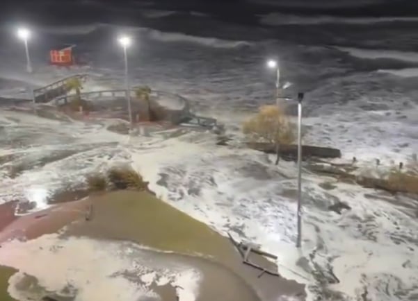 Fuerte temporal en la Costa Atlántica: olas de hasta ocho metros, inundaciones, evacuados y alerta por ciclón extratropical