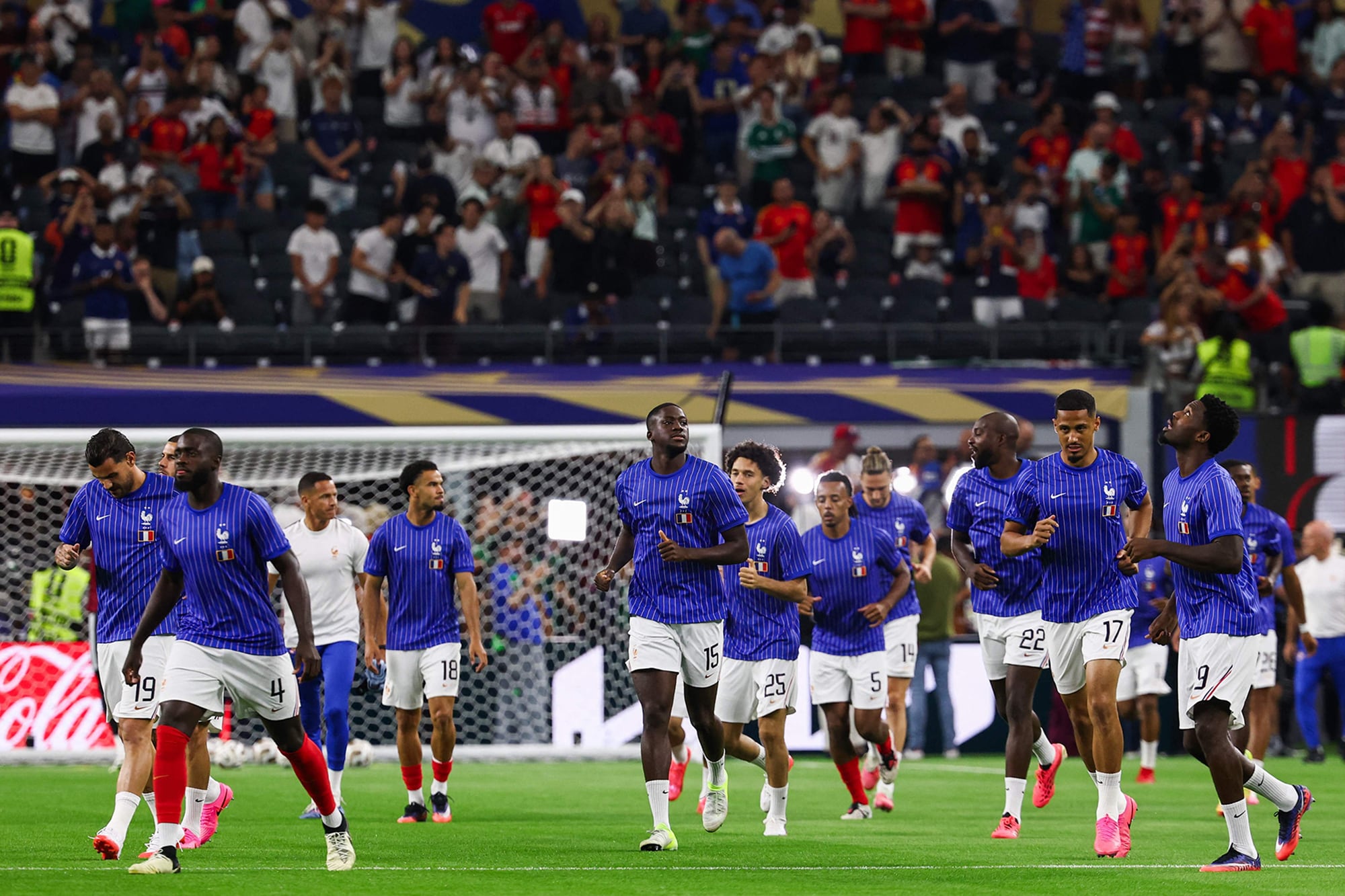 La selección francesa, durante el calentamiento previo al partido con España, por la primera semifinal del Mundial 2026