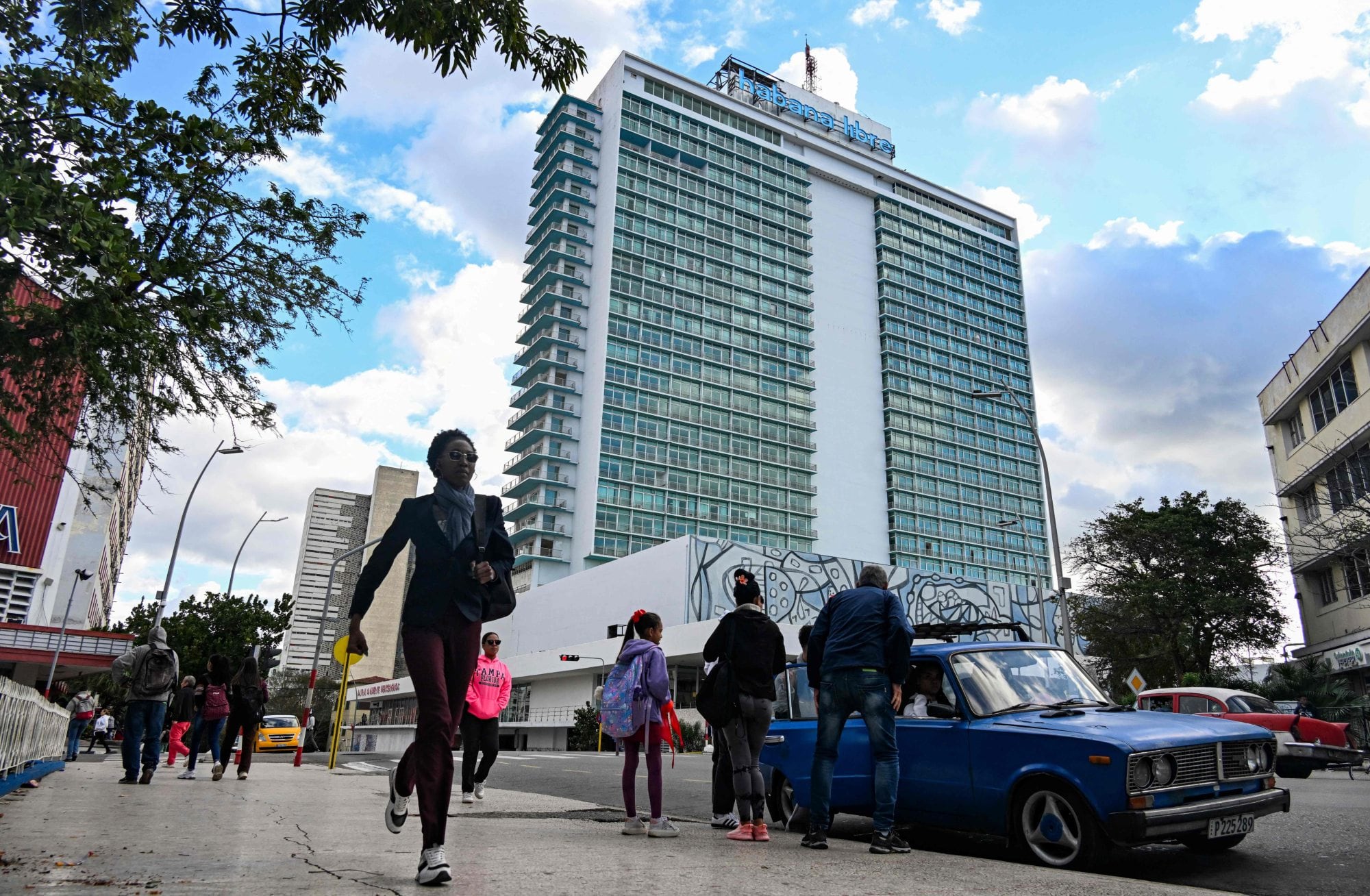 Peatones caminan frente al Hotel Habana Libre, antes conocido como Havana Hilton, en La Habana