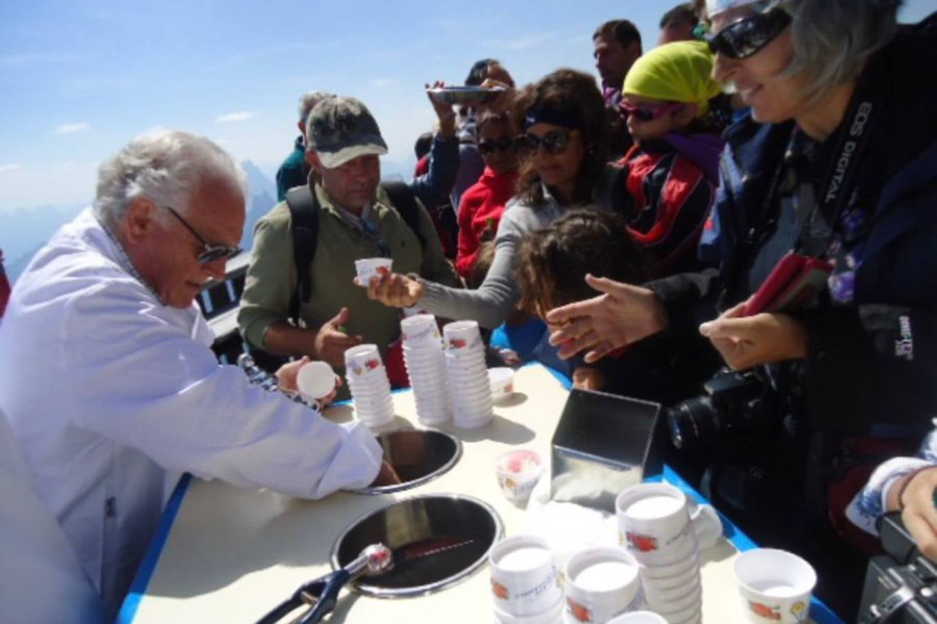 Federico, sirviendo helado en su región de Italia.
