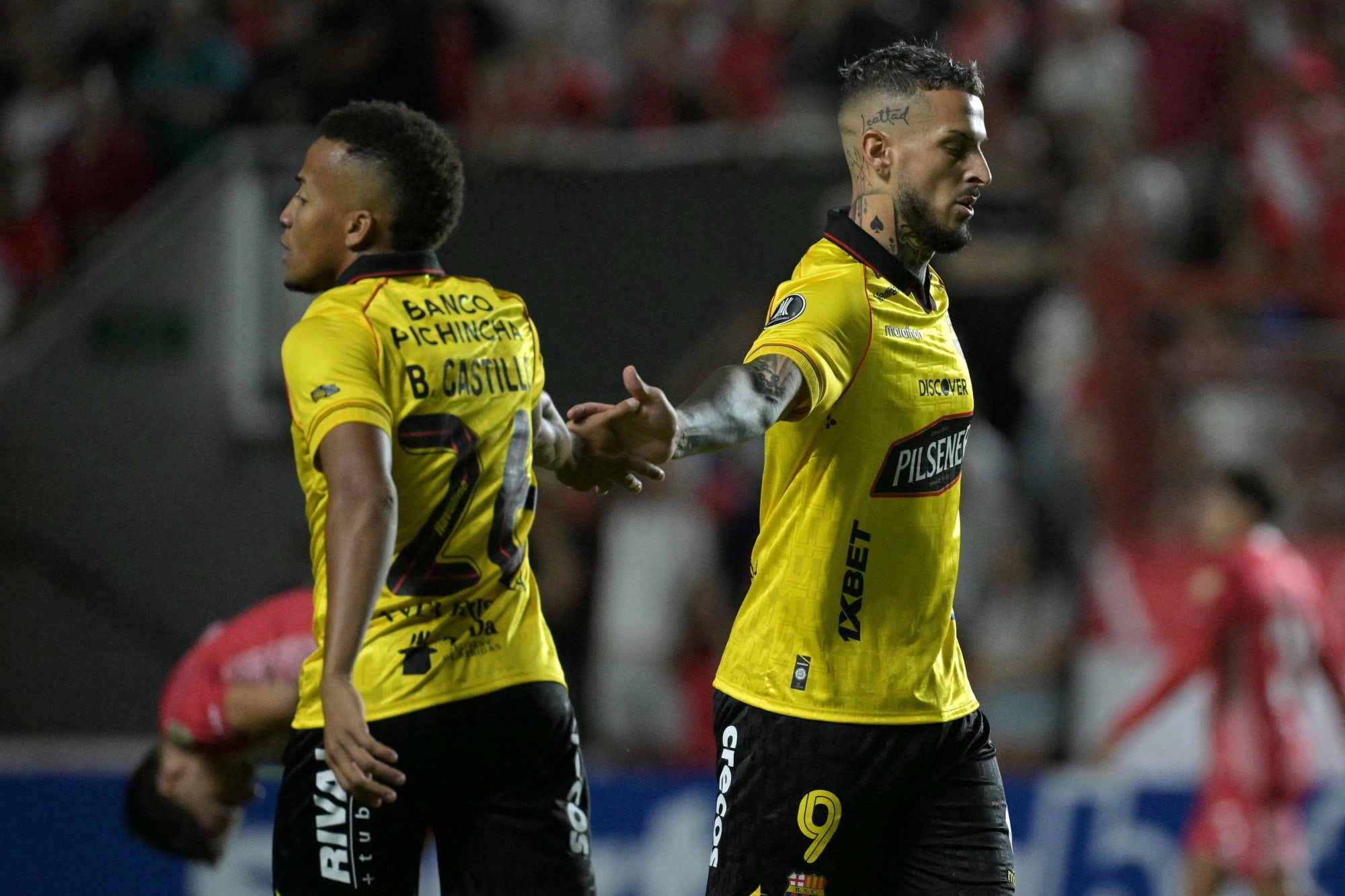 Darío Benedetto vuelve a la Copa Libertadores y a la Bombonera vistiendo la camiseta de Barcelona, de Ecuador: eliminó a Argentinos en la fase 2 del repechaje.