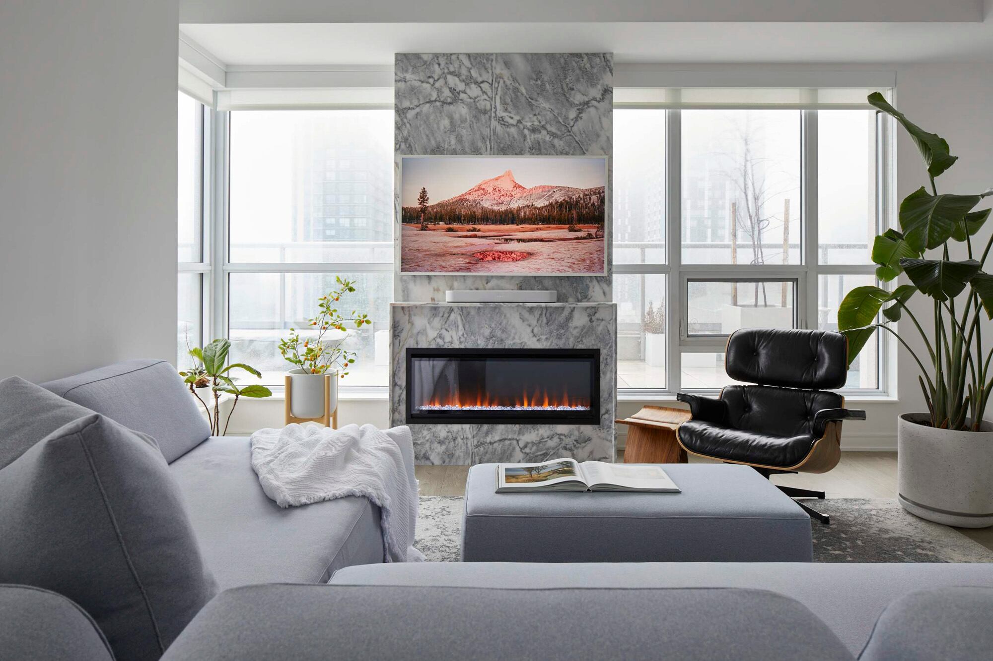 La chimenea eléctrica (Napoleón Fireplaces) es protagonista y se combinó con un sillón semi modular y mesa de centro del mismo material y diseño (todo Mabel Design Co.).