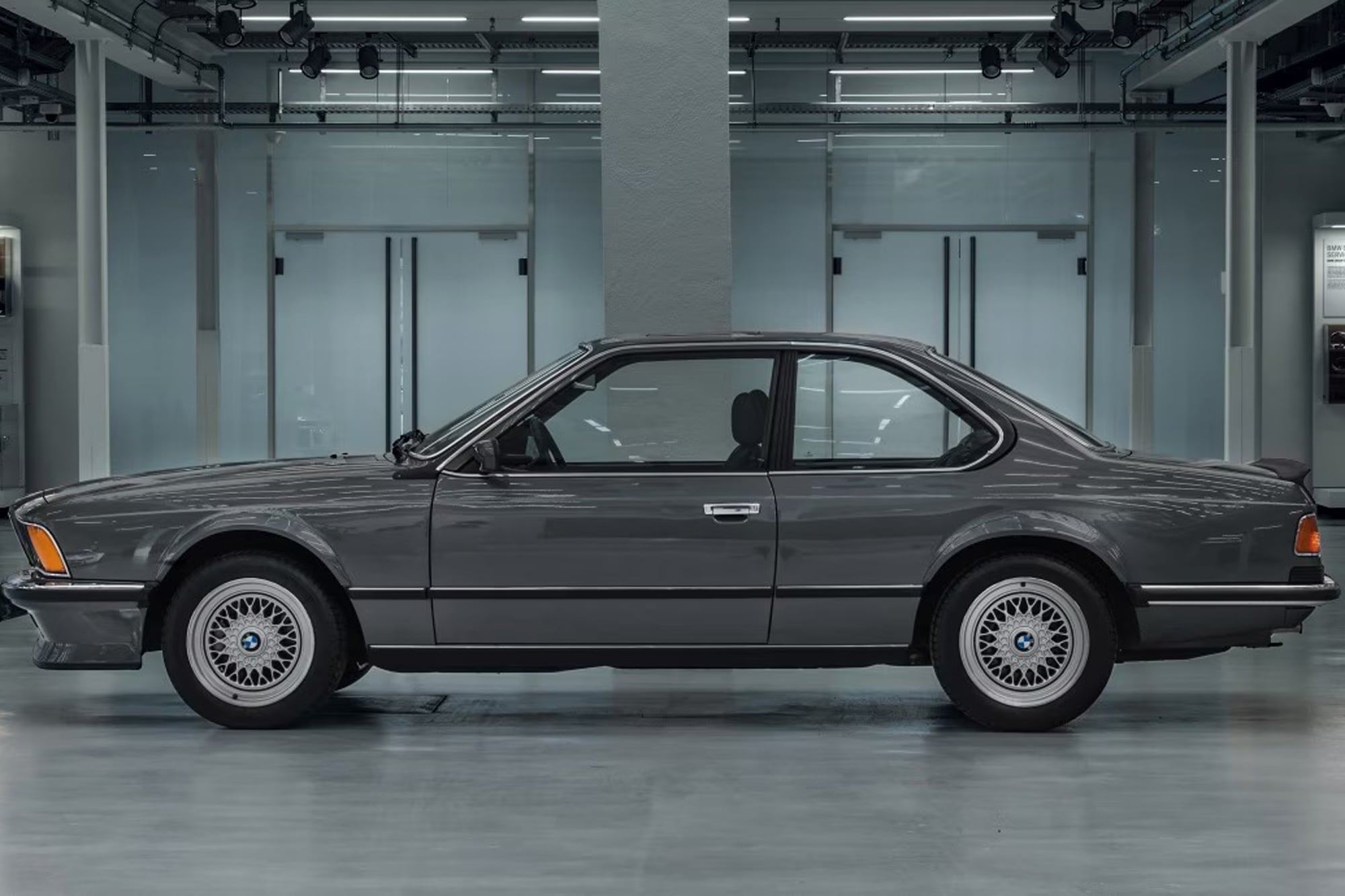 El modelo equipa un motor de seis cilindros en línea y 3.5 litros, lo que le permite entregar 218 CV