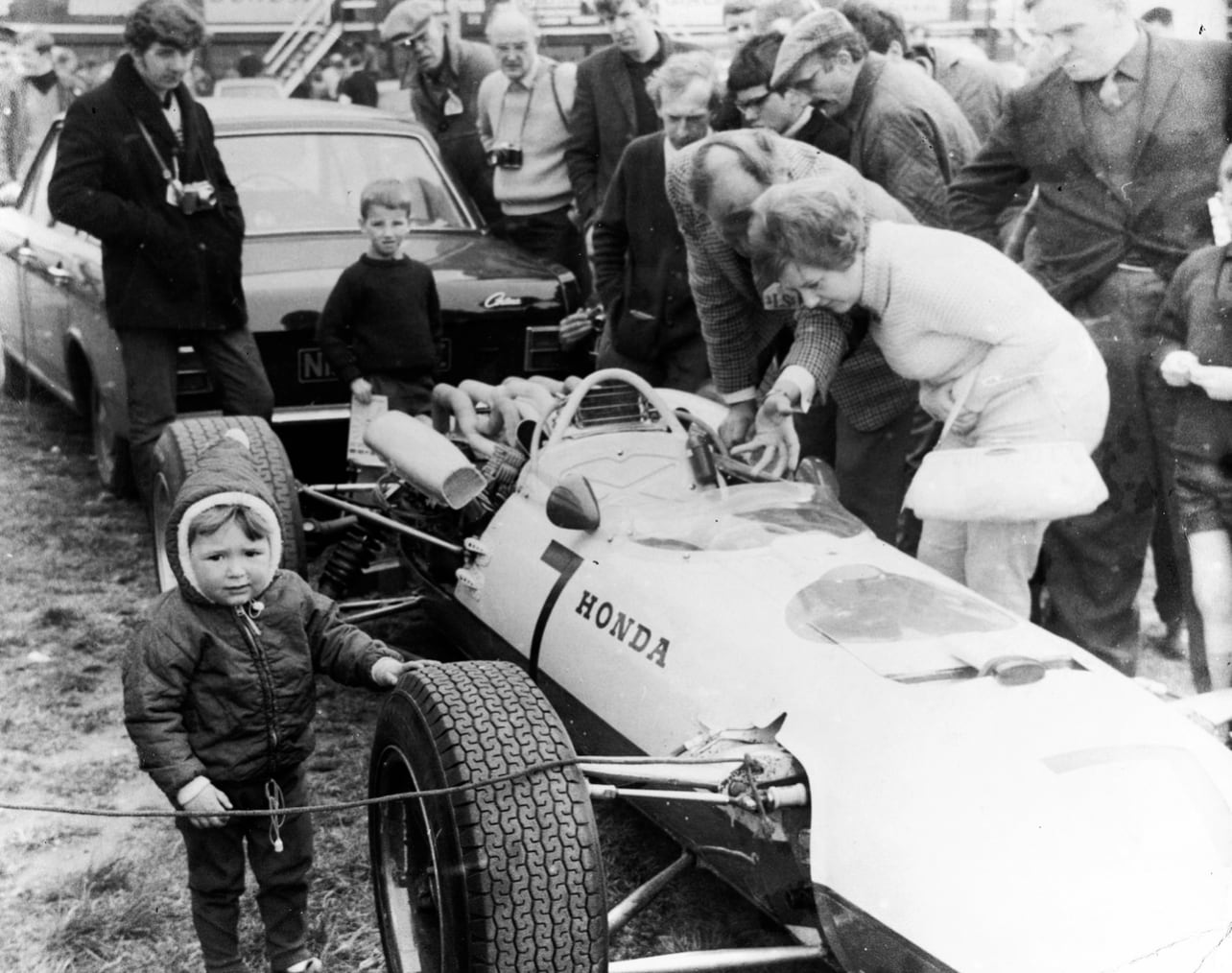 Dos años de edad y con un auto de Fórmula 1 al lado (el Honda RA273 de John Surtees), en el gran premio británico de 1967: Mark era llevado por su papá a las carreras, y terminó haciendo de ellas su medio y su pasión de vida.