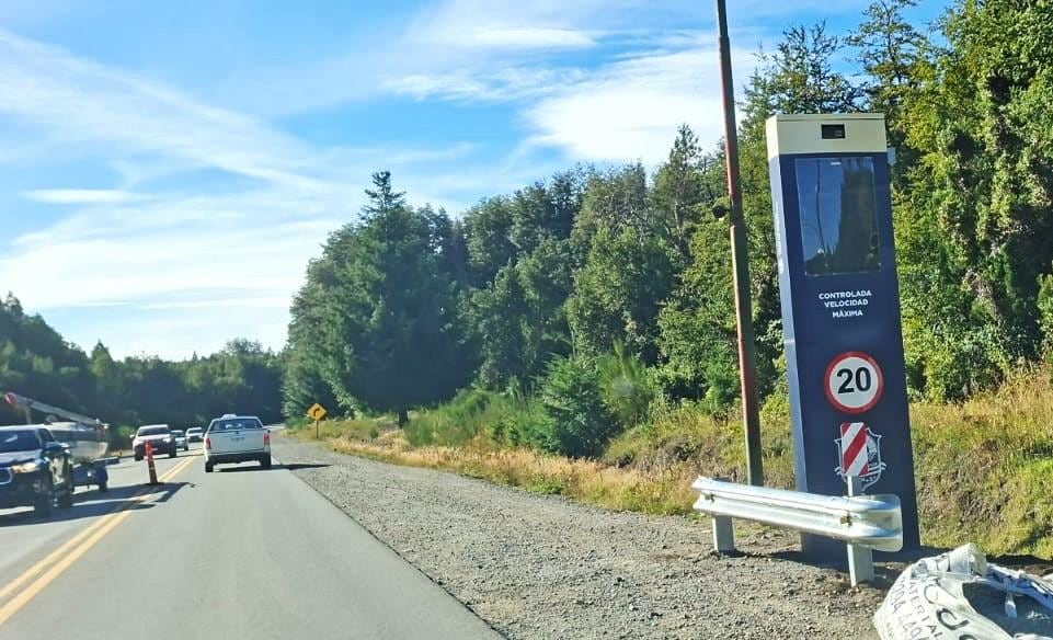 En Villa La Angostura incorporaron cámaras que detectan el uso del celular al volante