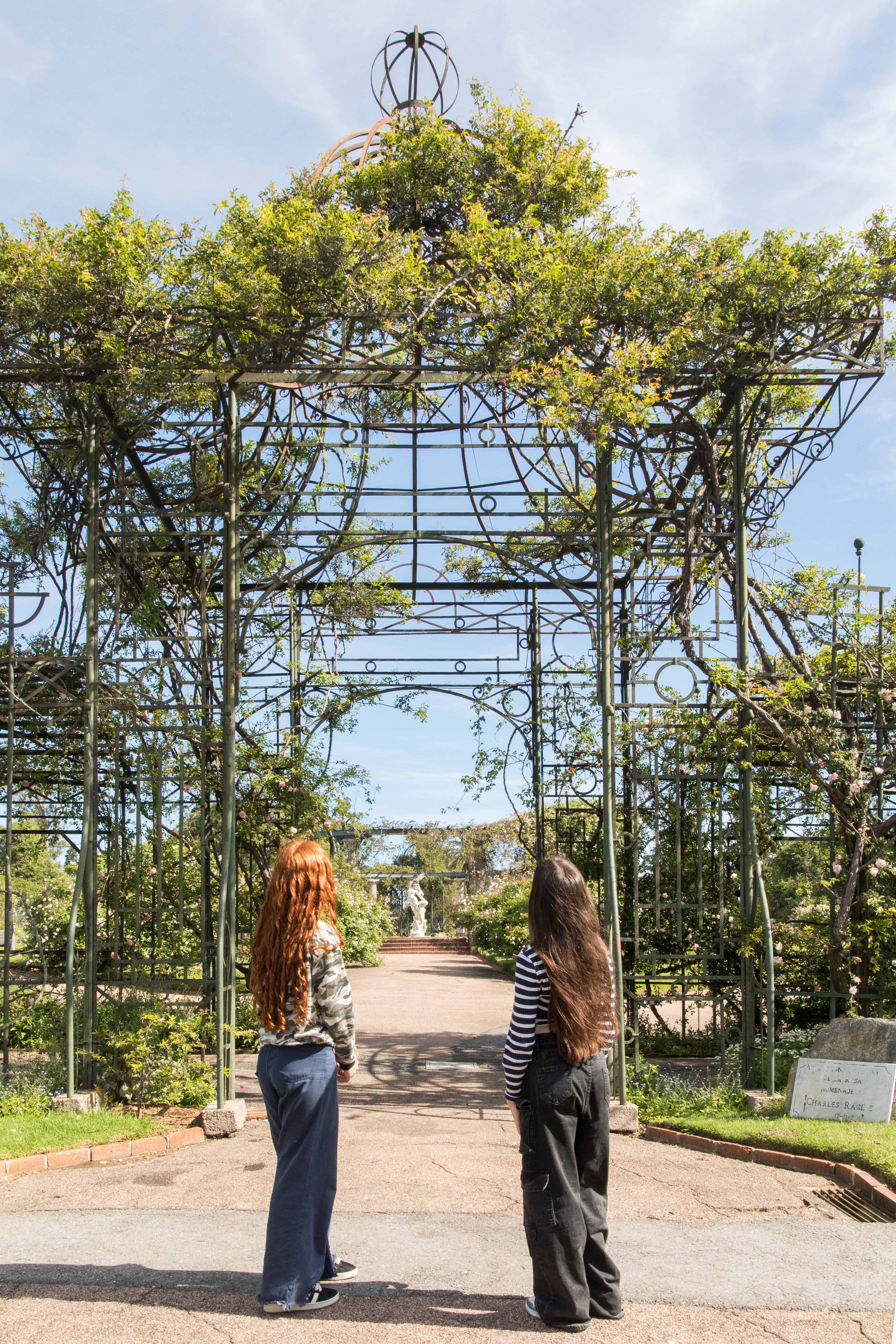 Muchachas en la entrada al Rosedal,
Parque del Prado