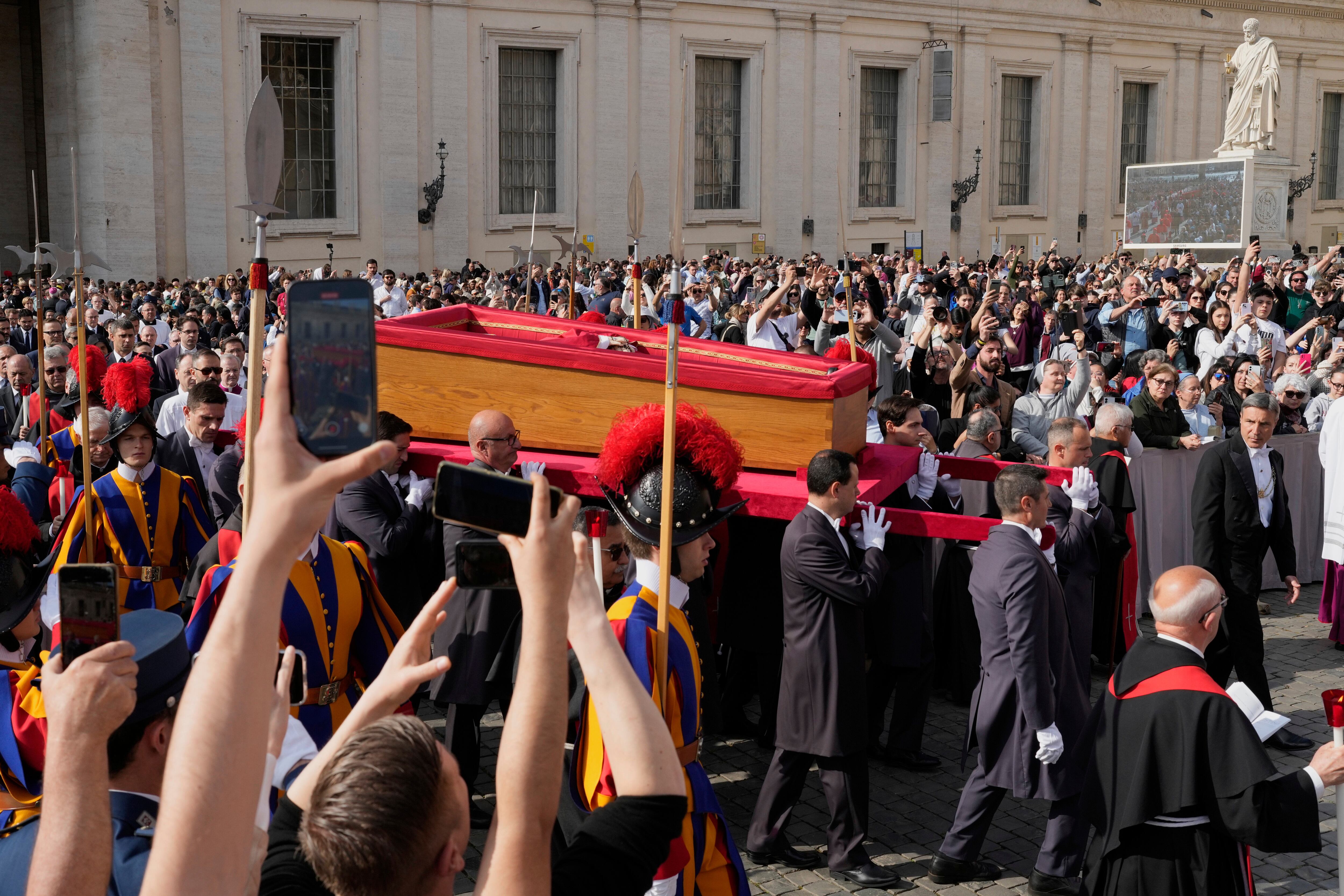 Las fotos del traslado del cuerpo del papa Francisco a la Basílica de San Pedro