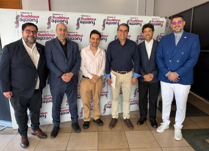 Andy Rivas, a la derecha, en un evento en Paraguay junto a Fernando Cerimedo y Ramiro Marra