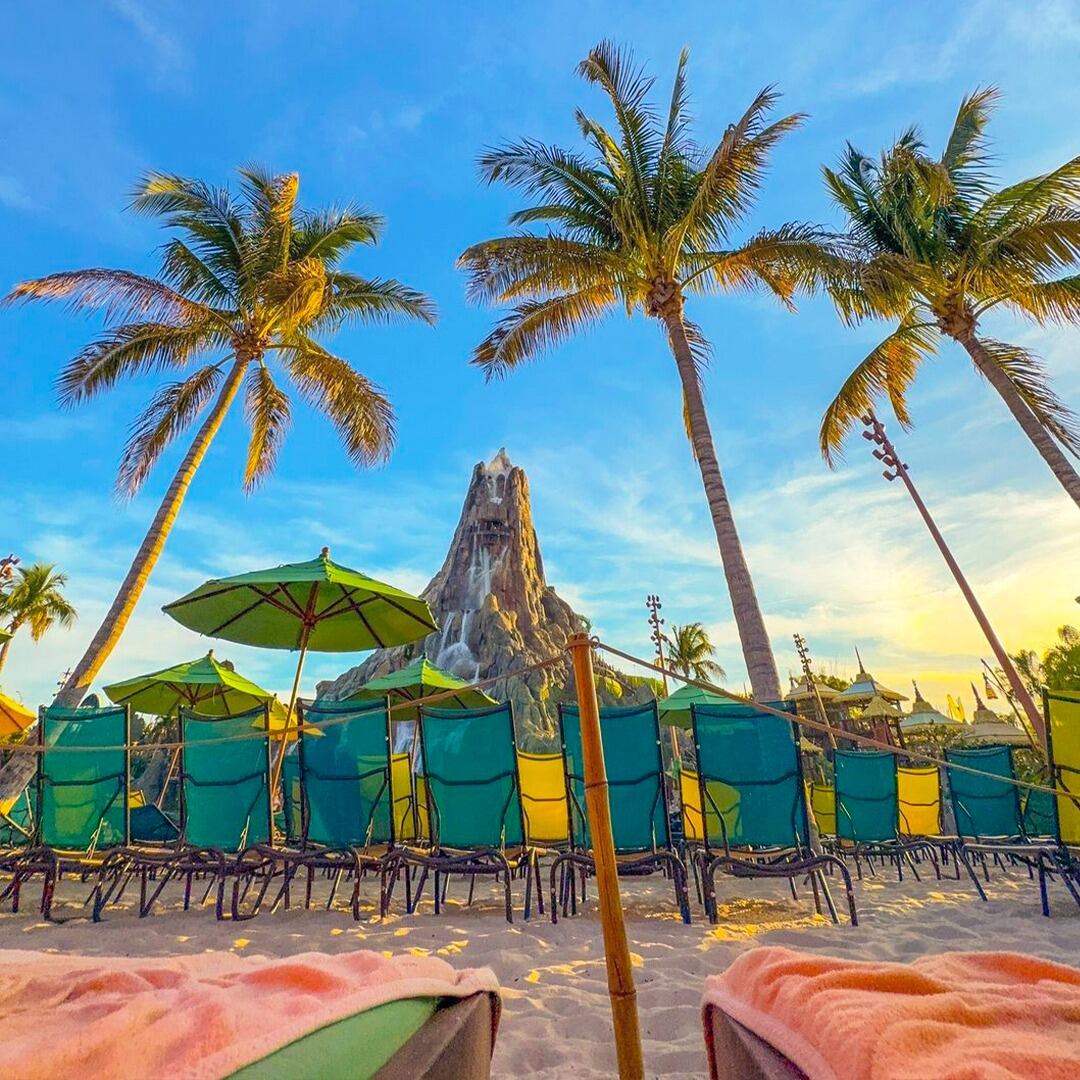 Ofrece una playa artificial con arena blanca y piscina de olas