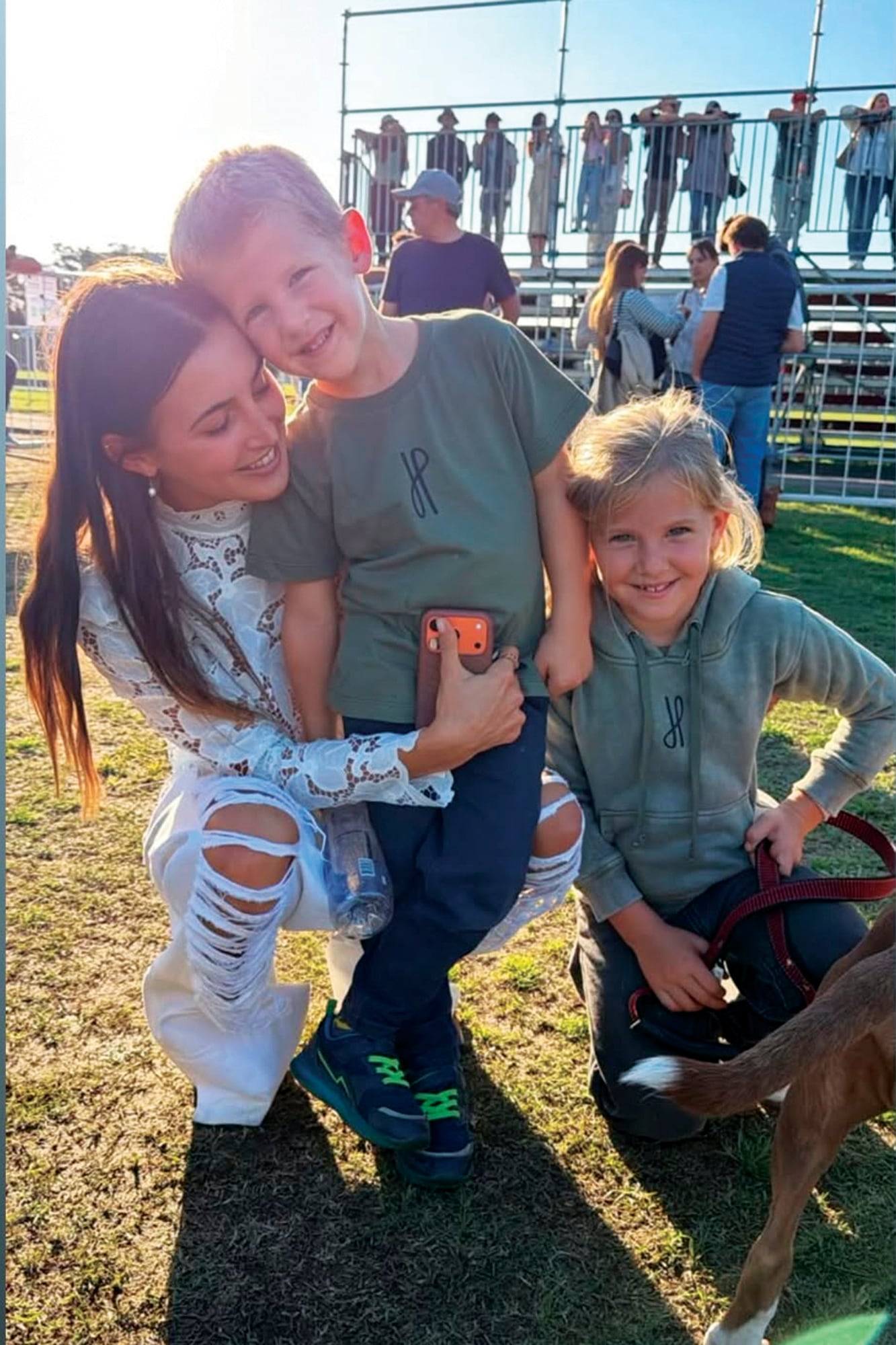 Mia Cambiaso (con top de encaje y pantalón blanco) vio el partido en el palenque de La Hache junto a dos “mini hinchas”. Allí aplaudió a su novio, Tomás Panelo, con quien sale desde mediados del año pasado. La mayor de las hijas de Adolfo Cambiaso y María Vázquez es una polista destacadísima internacionalmente