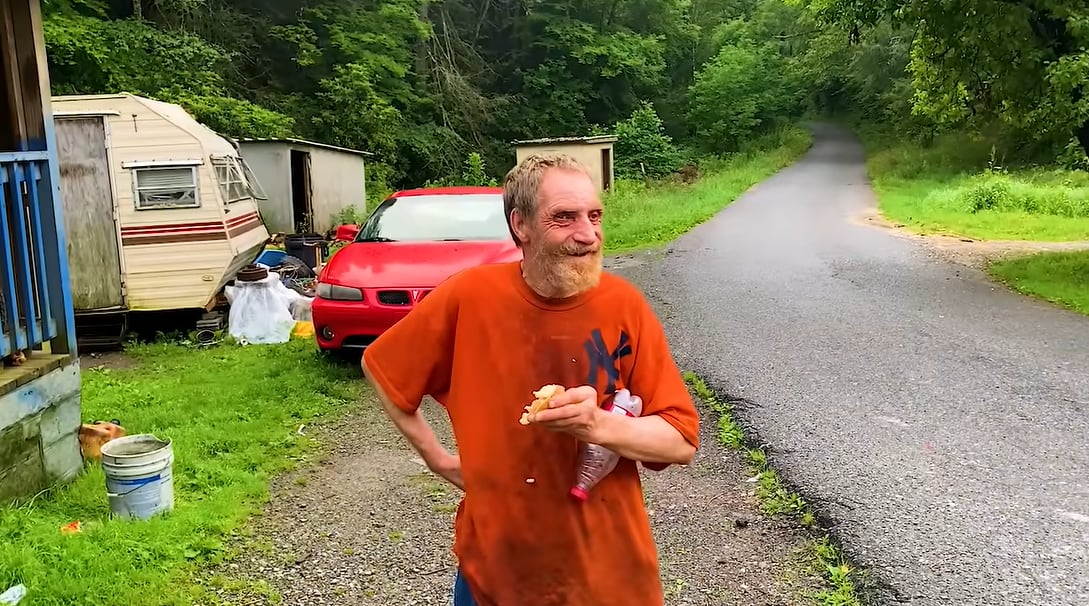 La familia vive en una casa deteriorada en Virginia