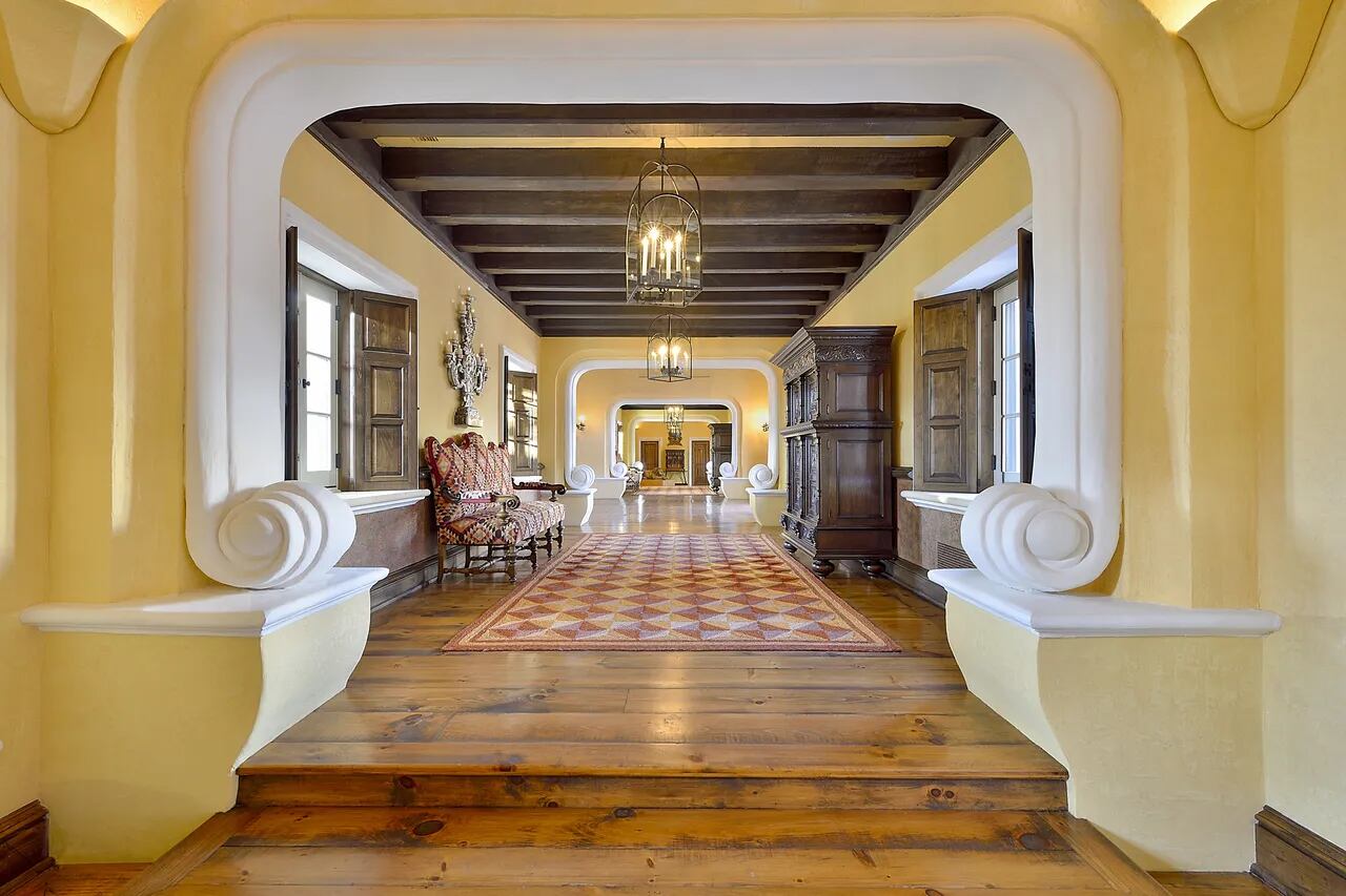 Los amplios pasillos de Zorro Ranch, una mansión de 3000 metros cuadrados cubiertos en el desierto de Texas (foto: realtor.com)