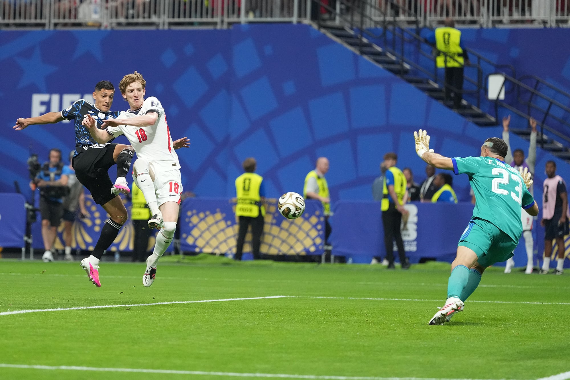El remate de Anthony Gordon para abrir el partido ante la Argentina