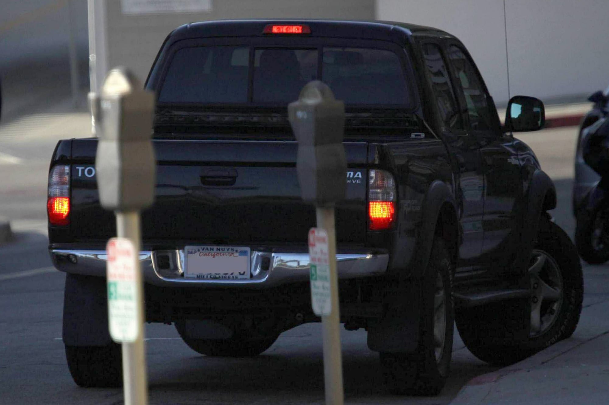 Es multimillonario, pero maneja una pickup de más de veinte años que compró usada