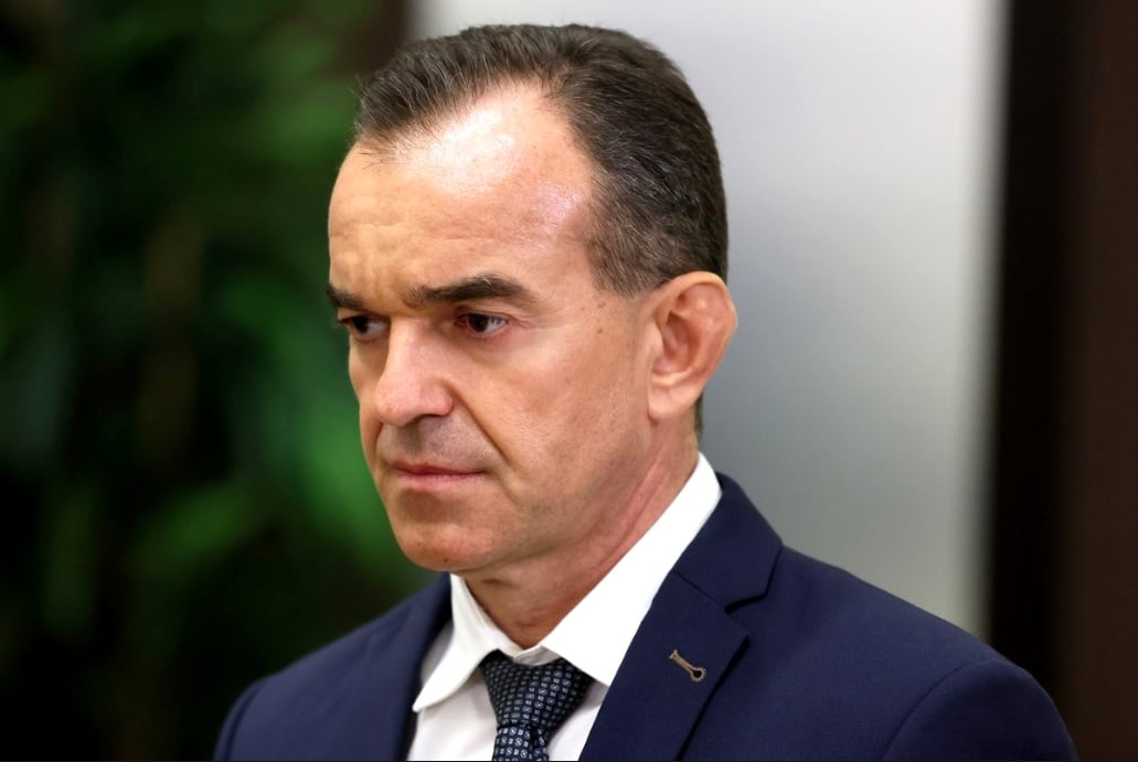 El gobernador regional, Veniamin Kondratyev, calificó el hecho como una “tragedia” y afirmó que se trató de “un ataque deliberado del régimen de Kiev contra la población civil”
