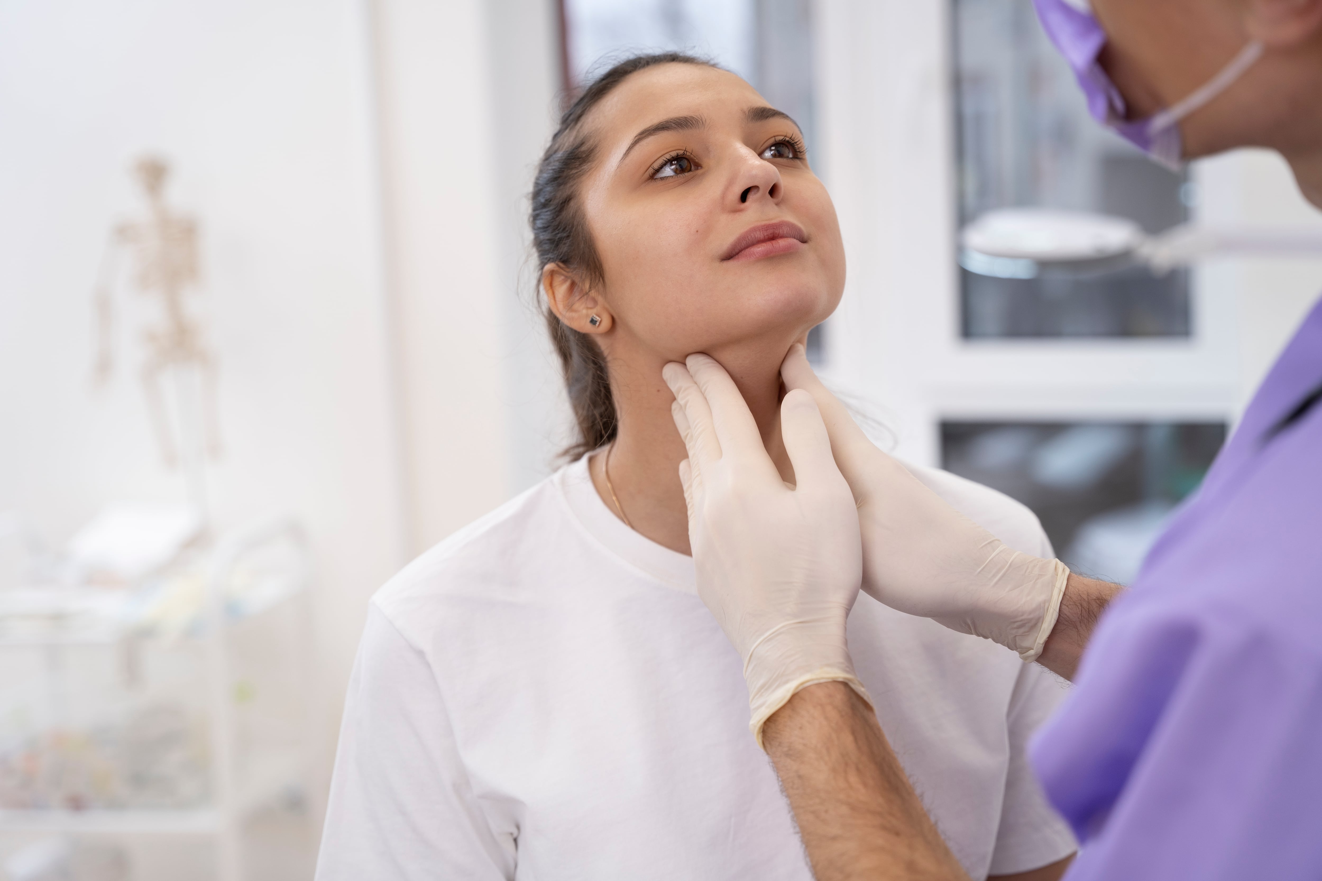 El hábito de apretar o rechinar los dientes durante la noche puede dañar la salud bucal a largo plazo