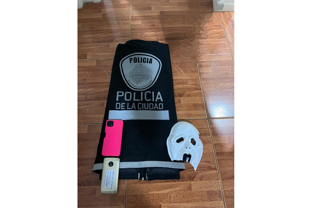Celulares y máscara incautados por la Policía porteña