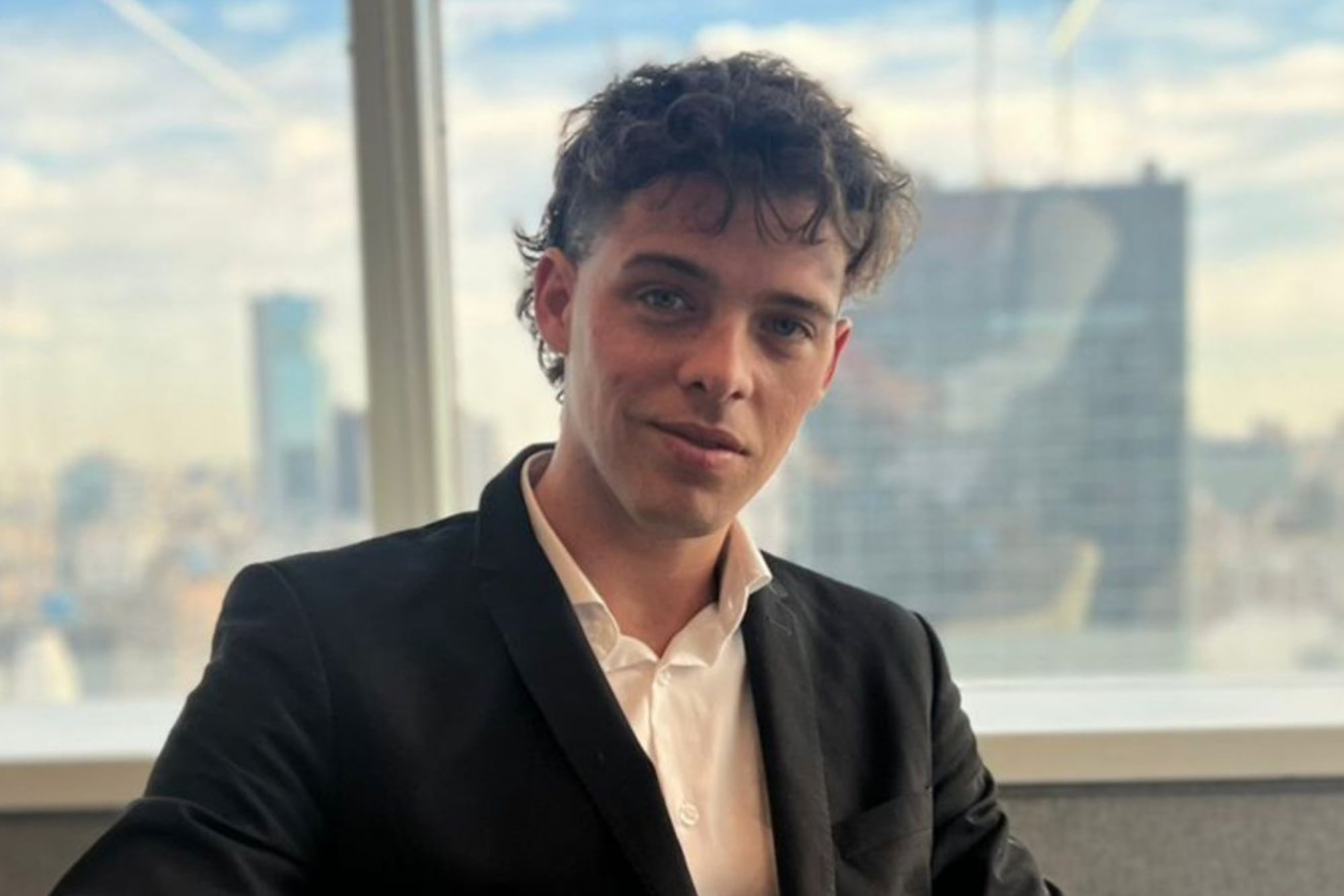 Maratea explicó que cuando realizaron la colecta para Eli, se encontraron con que la mujer no tenía casa propia y que el terreno en el que vivía tampoco era suyo; tras lo que tardaron en organizar los papeles, pasó el tiempo, la moneda se devaluó y solo les alcanzó para hacerle la casa, pero no el refugio para los animales