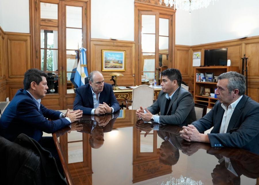 El jefe de Gabinete, Guillermo Francos, junto al gobernador Claudio Vidal, el ministro de Energía, Jaime Alvarz y Pablo Gordillo Arriagada mientras se acordaba su designación en la Casa Rosada.