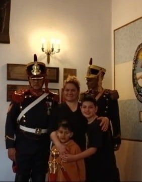 Torres vive con su esposa Celia y sus dos hijos Ramiro (11) y Walter (6) en el tercer piso de la casa donde San Martín pasó sus últimos años