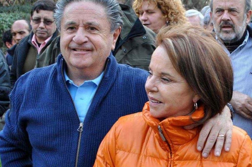 Por el “vacunatorio VIP” piden indagar a Eduardo y Chiche Duhalde, Verbitsky y otras 30 personas