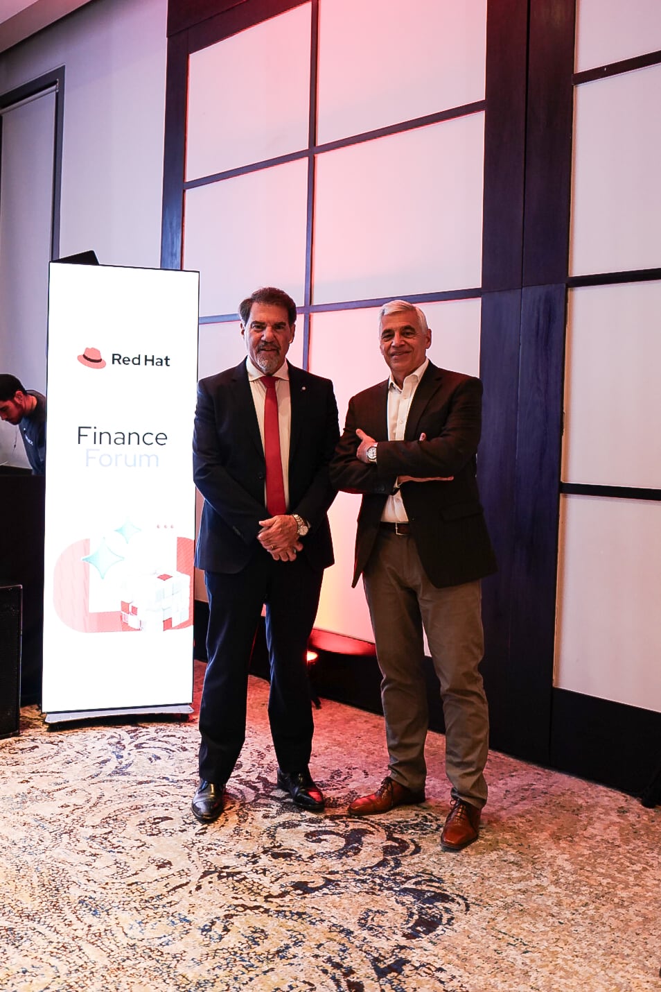 Jorge Payró, gerente general de la Argentina y director regional de Cono Sur en Red Hat, junto a Zuchovicki