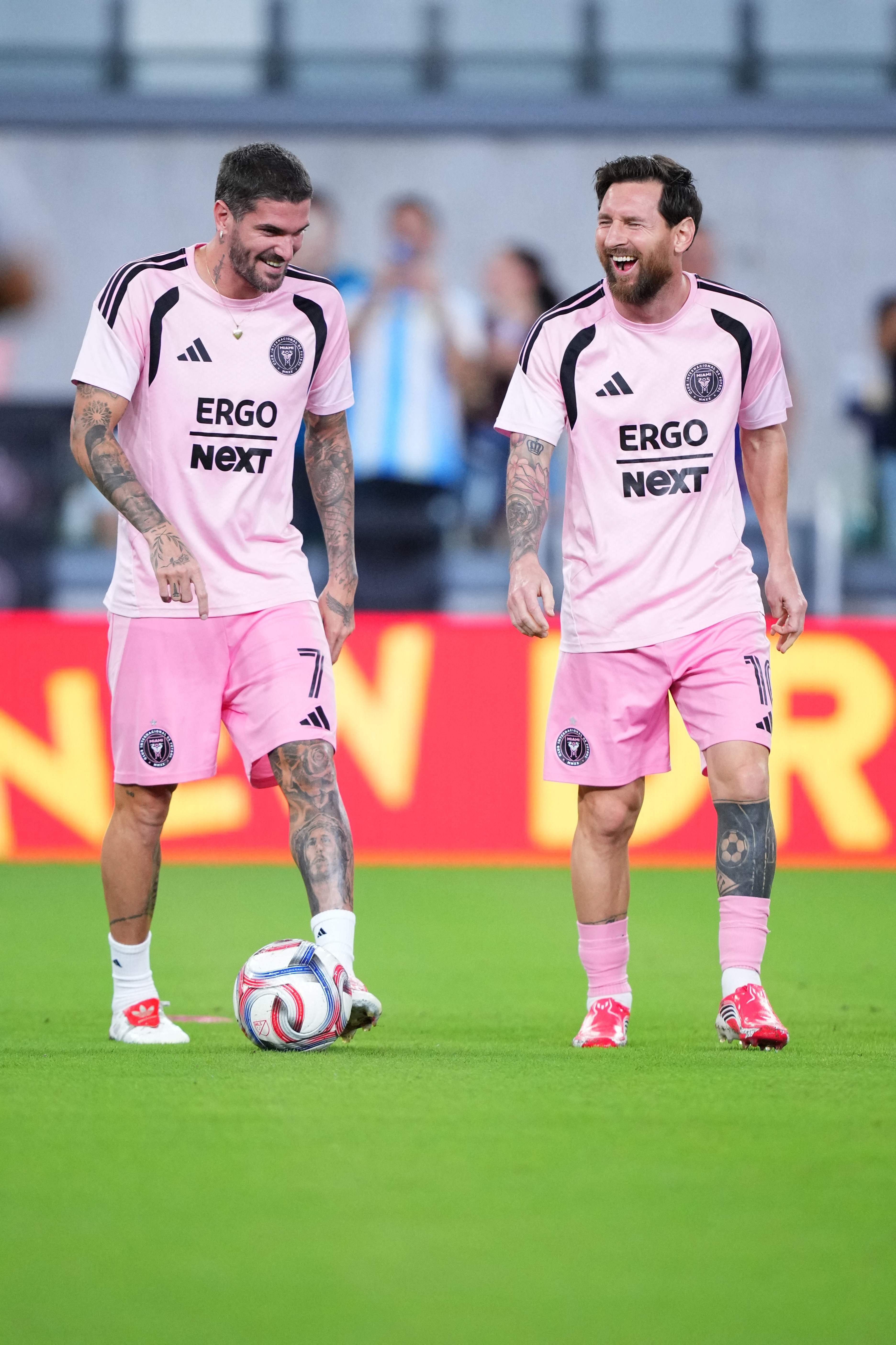 Rodrigo De Paul y Lionel Messi, felices en la entrada en calor de Inter Miami, que recibe a Cincinnati en casa