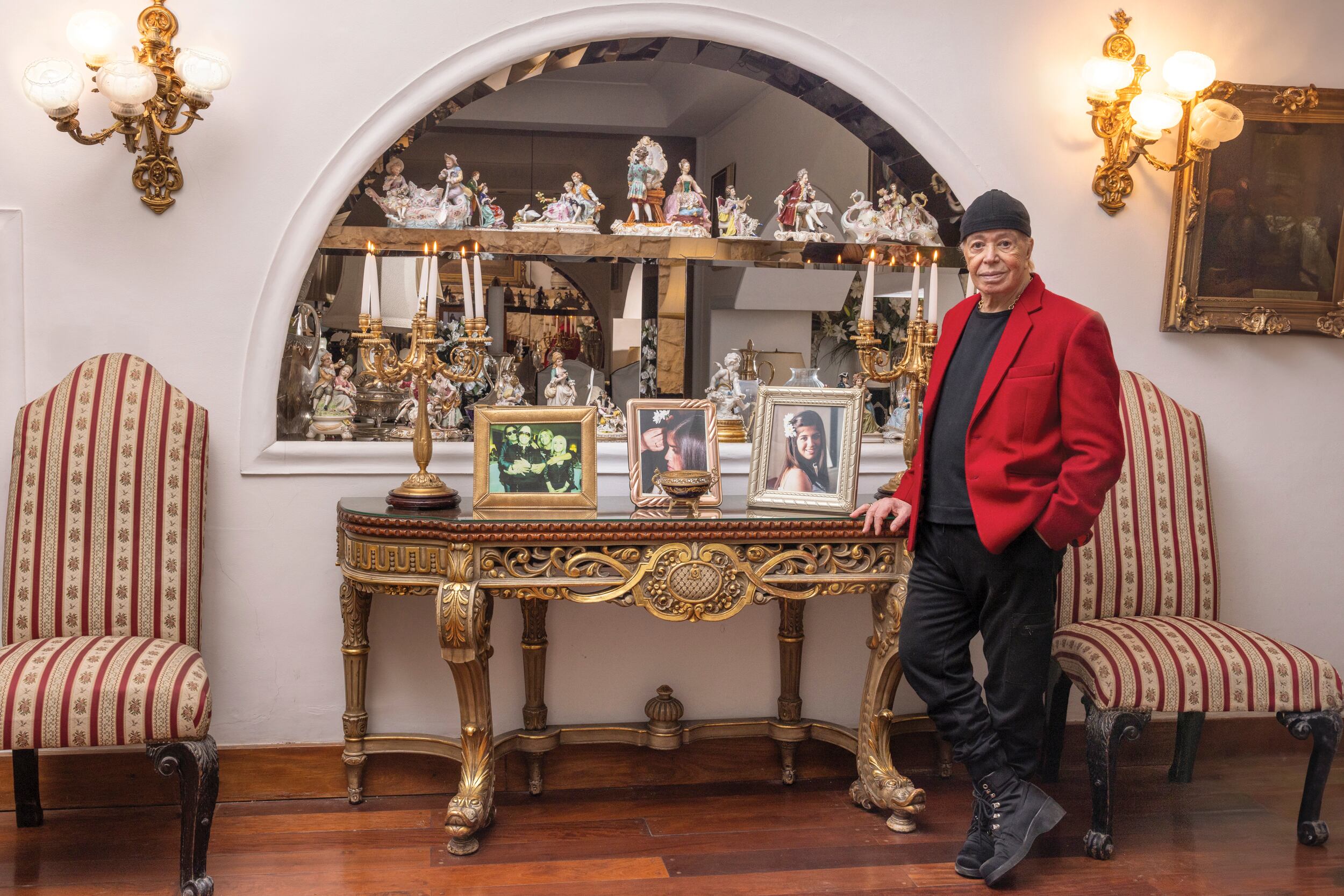 El estilista “custodiado” por su valiosa colección de figurillas de porcelana alemanas.