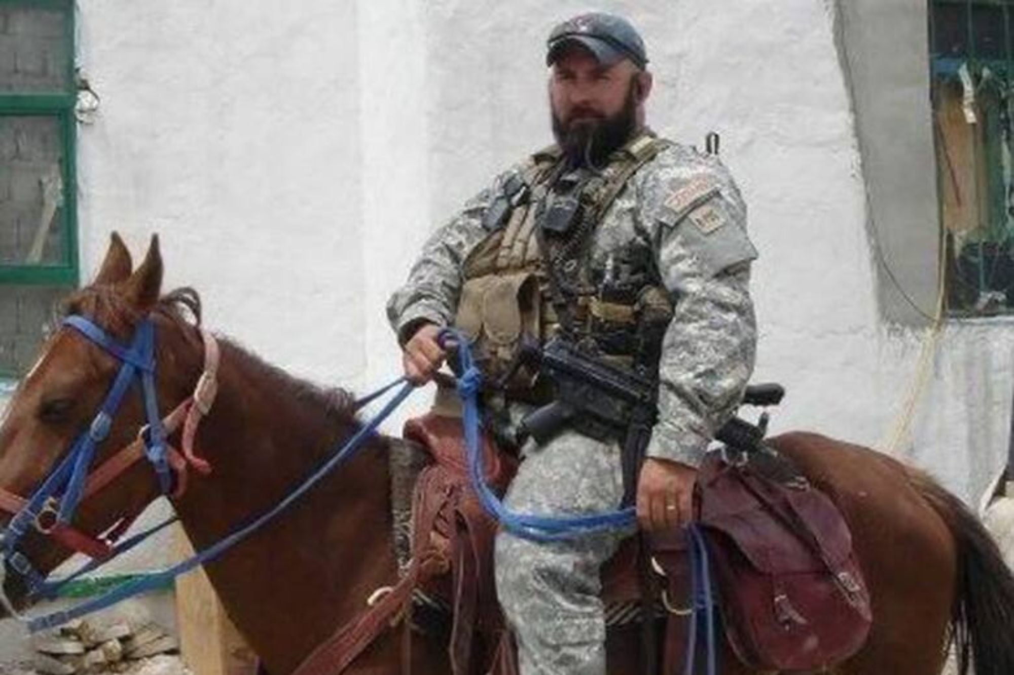 Luego de 23 años de servicio, Collins se retiró de las Fuerzas Especiales del Ejército y se adentró en el entorno político para 2022