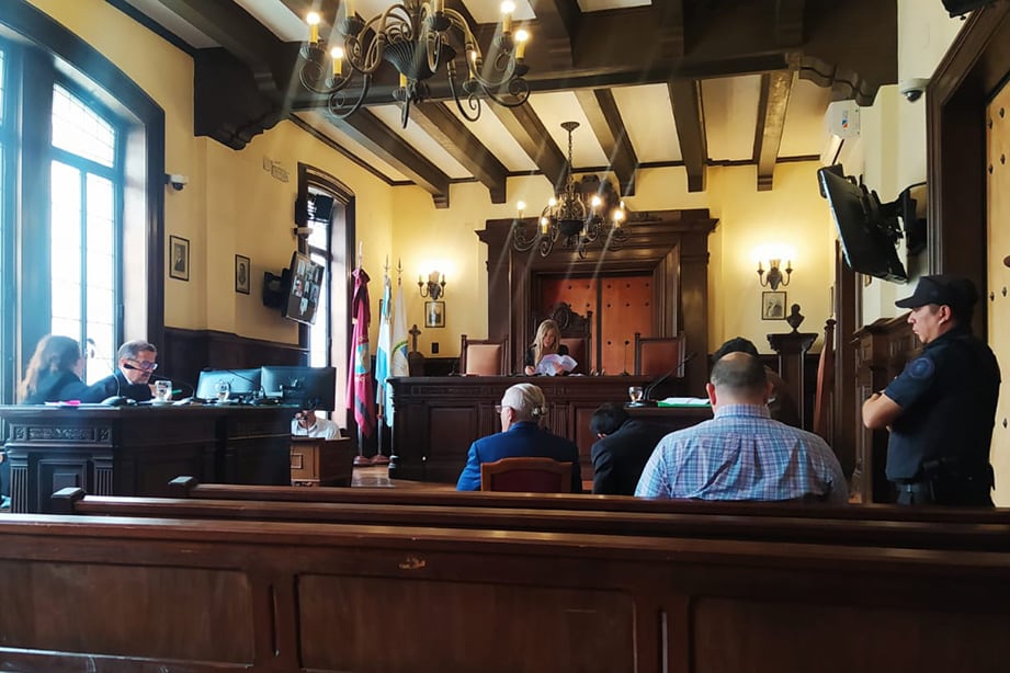 El fiscal general Eduardo Villalba y la auxiliar fiscal Roxana Gual, en una de las audiencias donde se homologaron los acuerdos, ante la jueza de Revisión Mariana Catalano