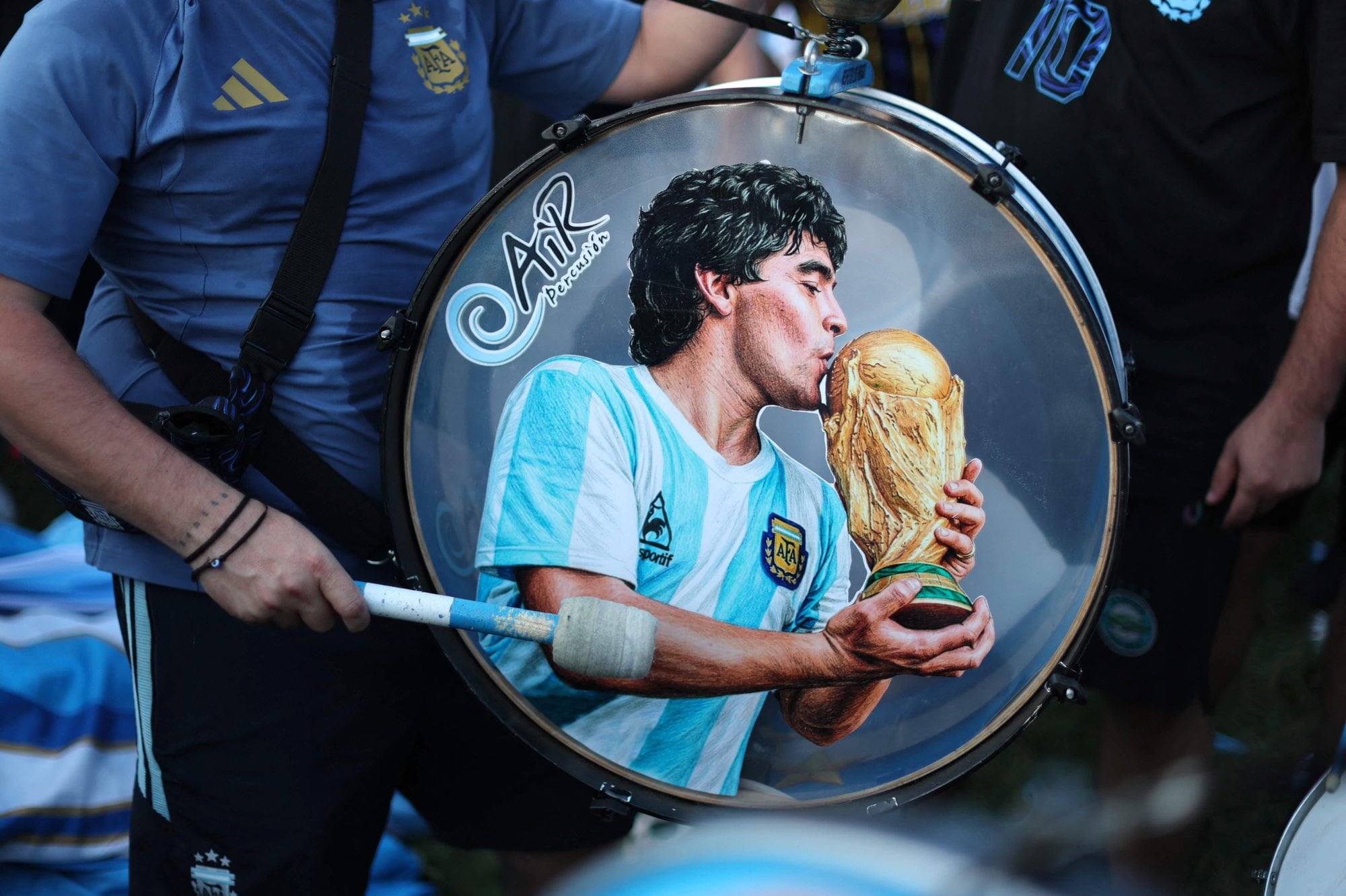 Fanáticos de la selección ya se encuentran en las inmediaciones del estadio