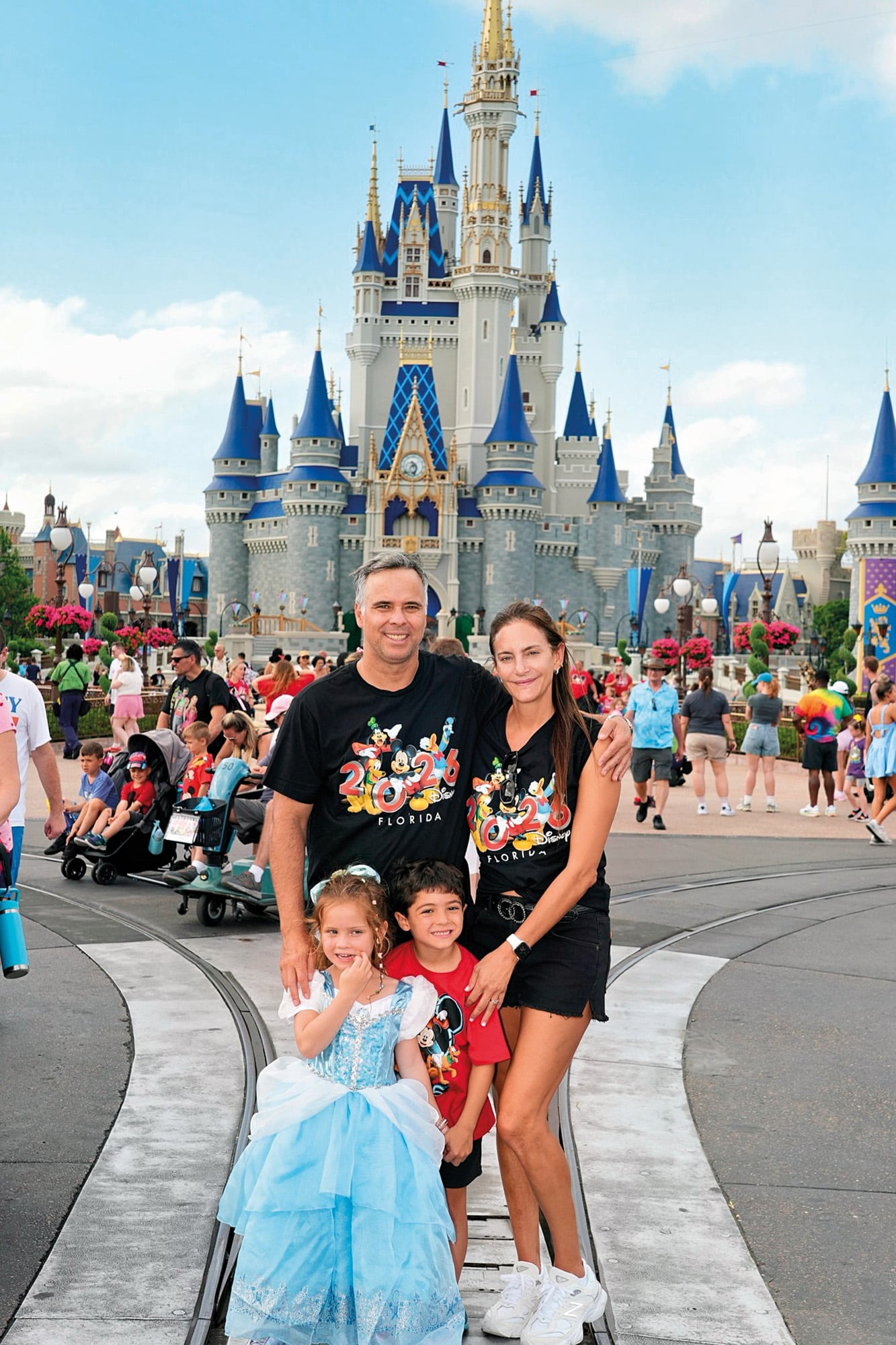 Fernando González y Lucha Aymar (con las remeras iguales recién compradas) posan con sus hijos frente al icónico castillo. Lupe se vistió de Cenicienta