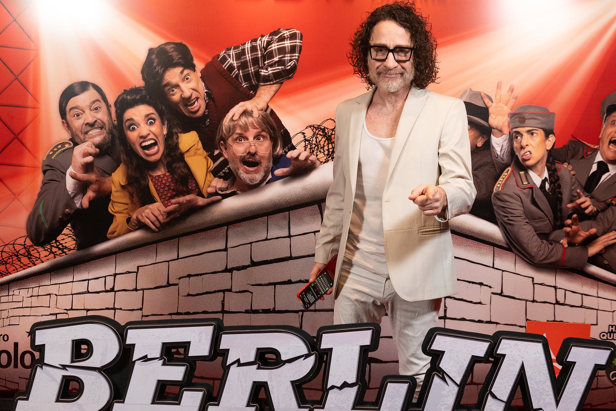 Noches de estreno: una novia orgullosa, un productor enamorado y una cumbre de comediantes en la calle Corrientes 31 Totalmente engamado, Alejandro Paker también posó para las cámaras antes de la función