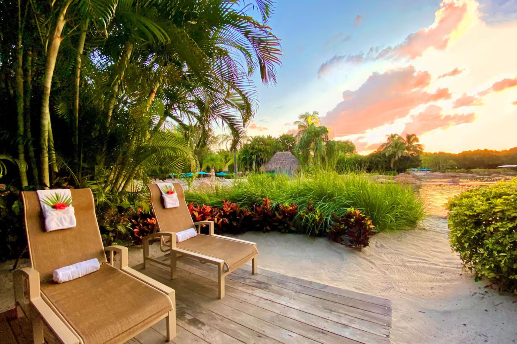 El público en general cuenta con sombrillas y sillas para disfrutar del día, pero quien desee una opción más privada puede elegir las cabañas