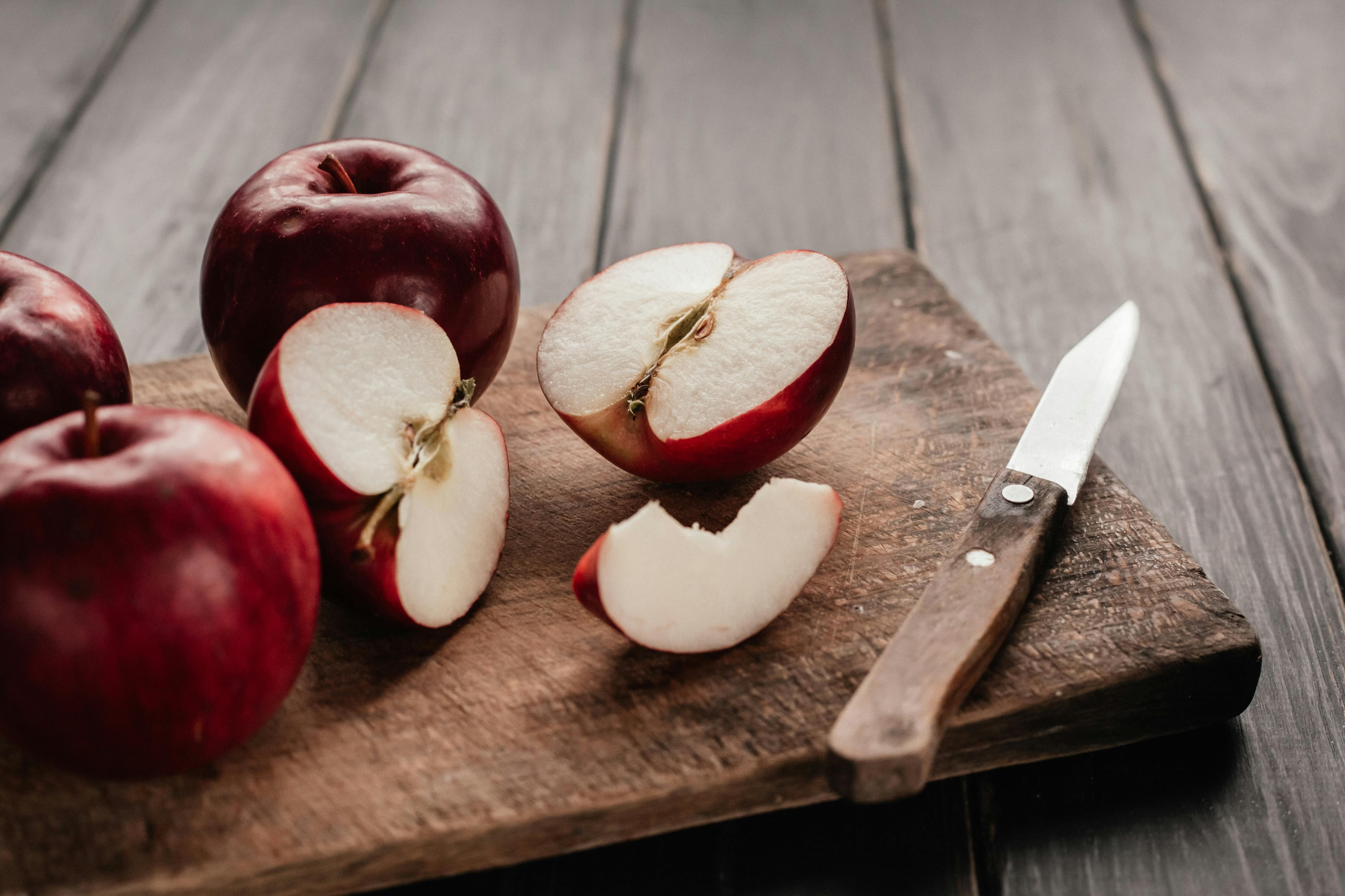 Las manzanas disminuyen la presión arterial, reduciendo el riesgo de accidentes cerebrovasculares y ataques cardíacos (Pexels/Julia Filirovska)