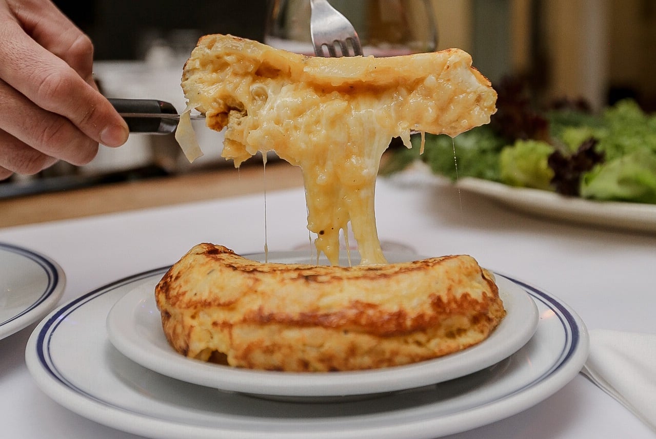 Cómo hacer la tortilla de papa perfecta, según seis chefs: con o sin cebolla, proporción ideal y punto de cocción