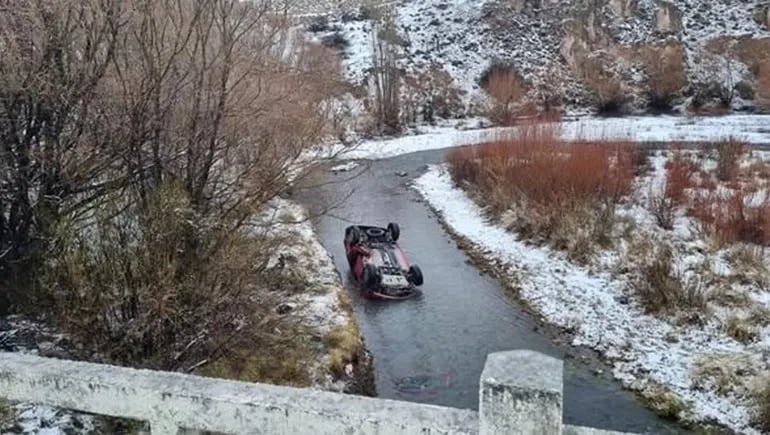 Una camioneta despistó en la ruta 237 de Neuquén y cayó a un arroyo: murió una niña de 9 años