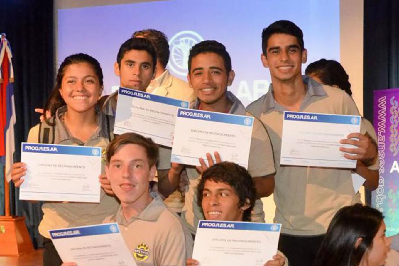 Jóvenes reciben su diploma durante el lanzamiento de la beca Progresar