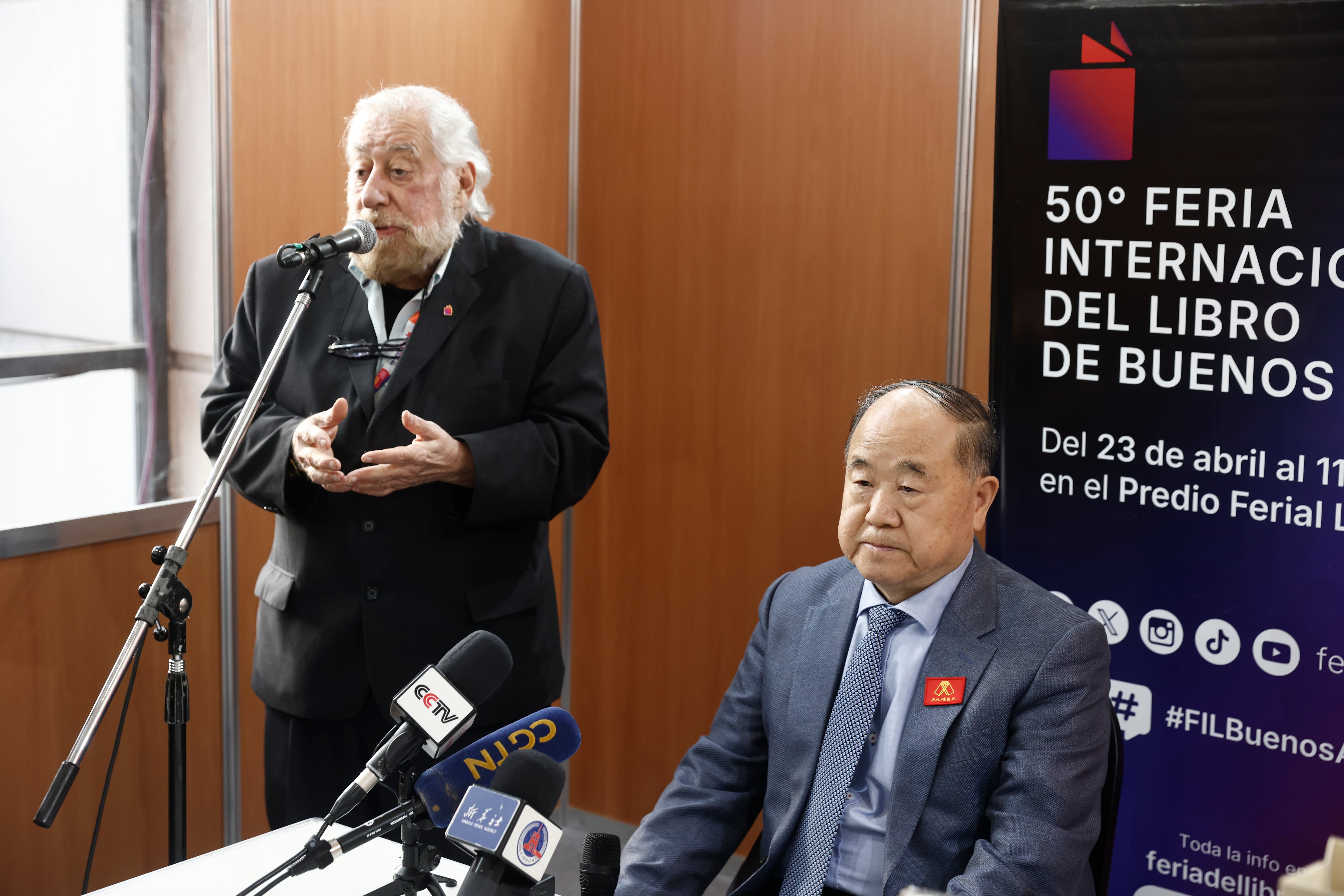 Alejandro Vaccaro, presidente de la SADE y secretario de Fundación El Libro, durante un encuentro del Nobel chino con periodistas en La Rural