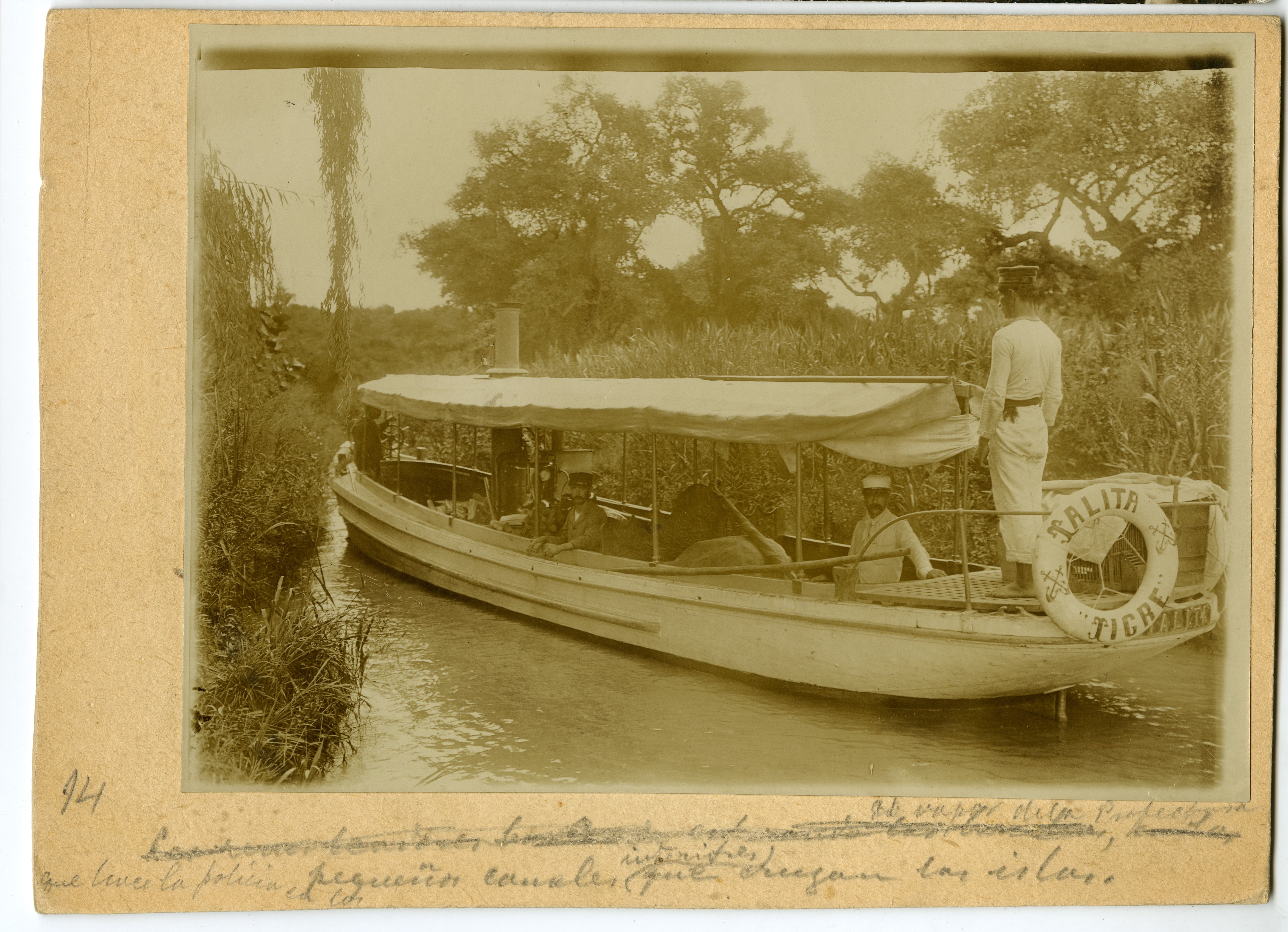Policía custodiando los arroyos interiores en la “Talita”