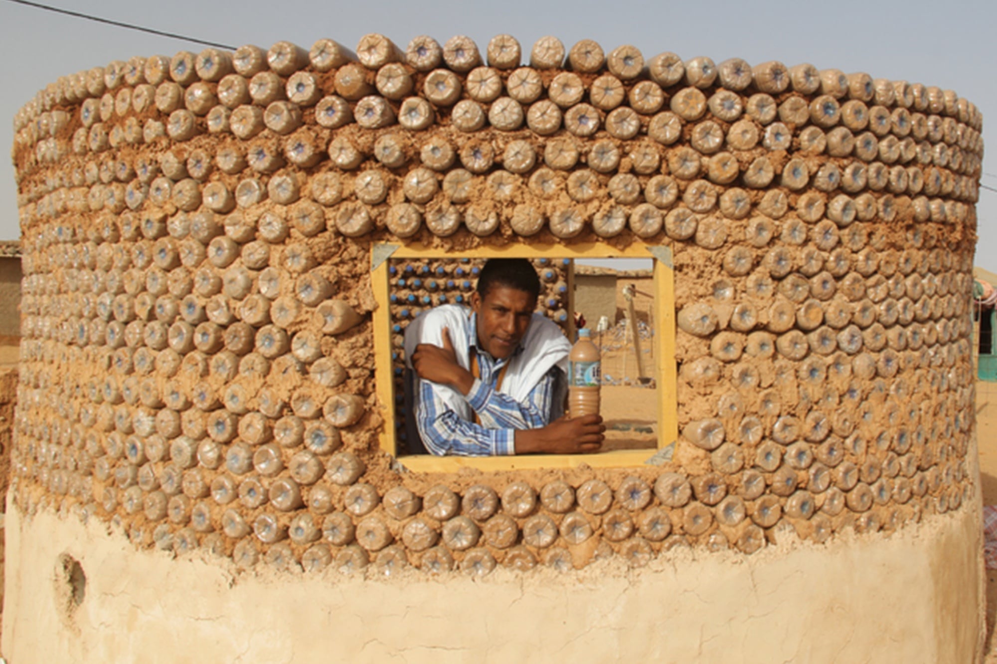 Tateh Lehbib Breica, refugiado de 36 años: construyó una casa para su abuela con botellas y su experimento ayudó a 50 personas